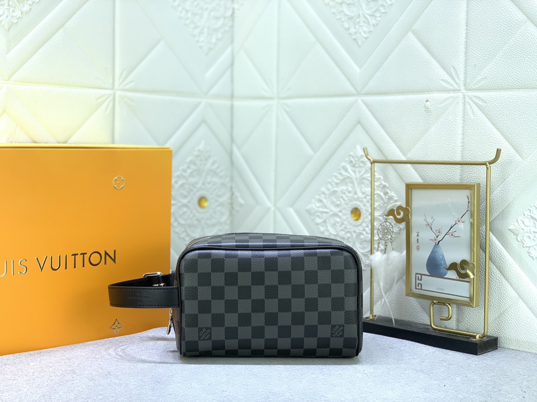 【LOUIS VUITTON】Locker Dopp Kit