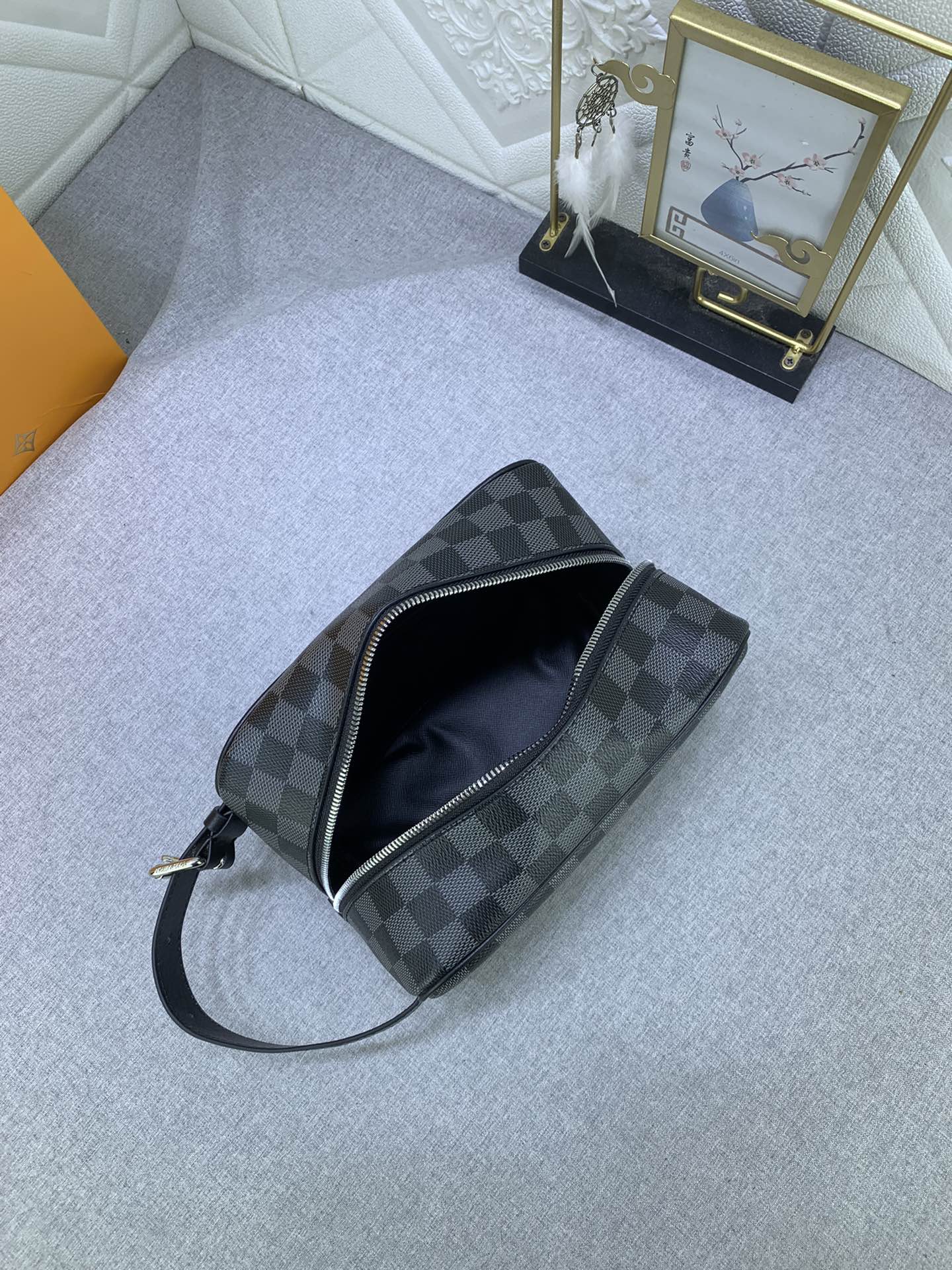 【LOUIS VUITTON】Locker Dopp Kit