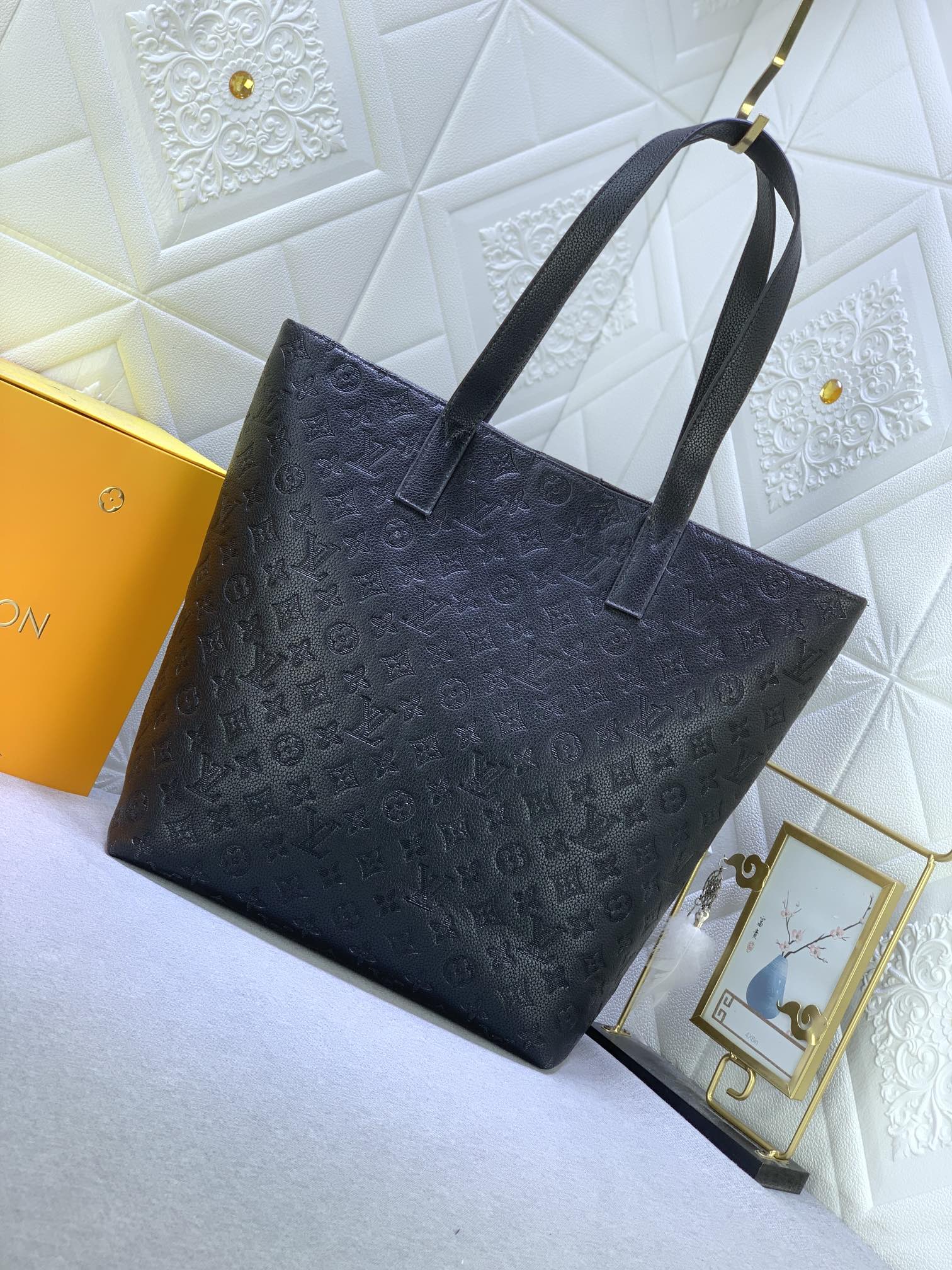 【LOUIS VUITTON】helmet bag 33x37x13cm