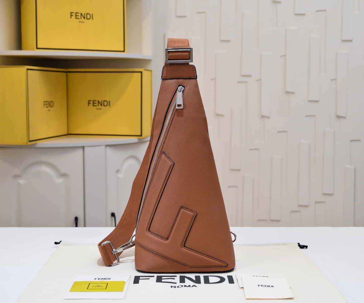 【FENDI】 18×37×8CM