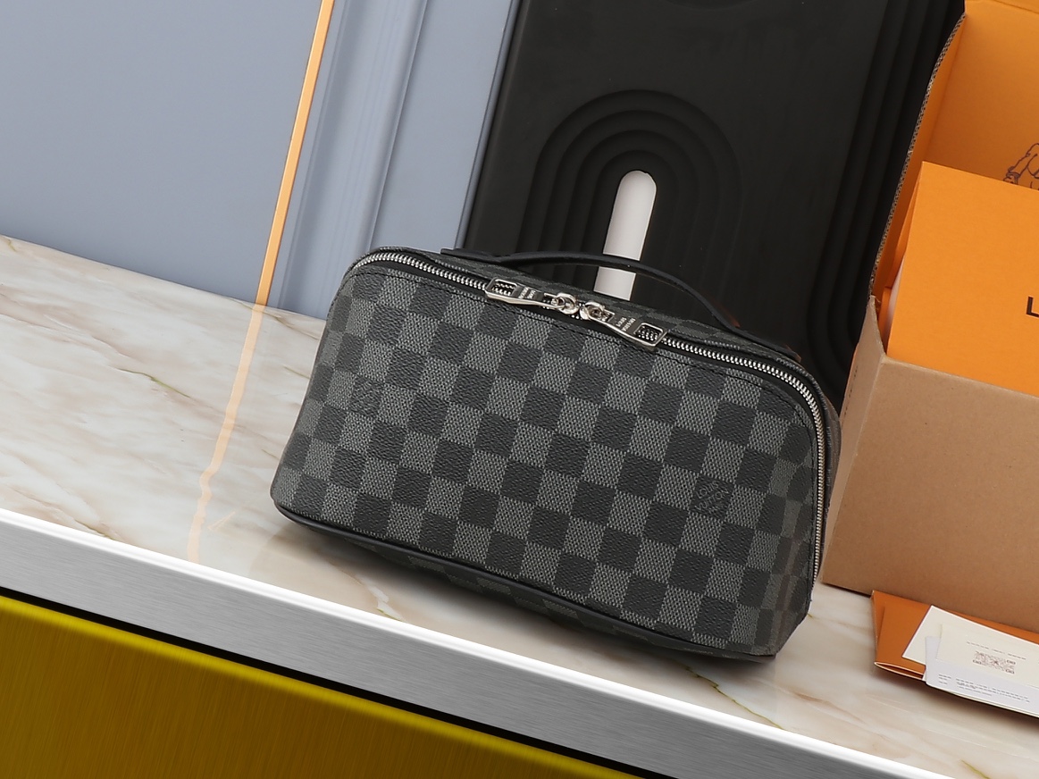 【LOUIS VUITTON】Toiletry Bag 24 x 13 x 13CM