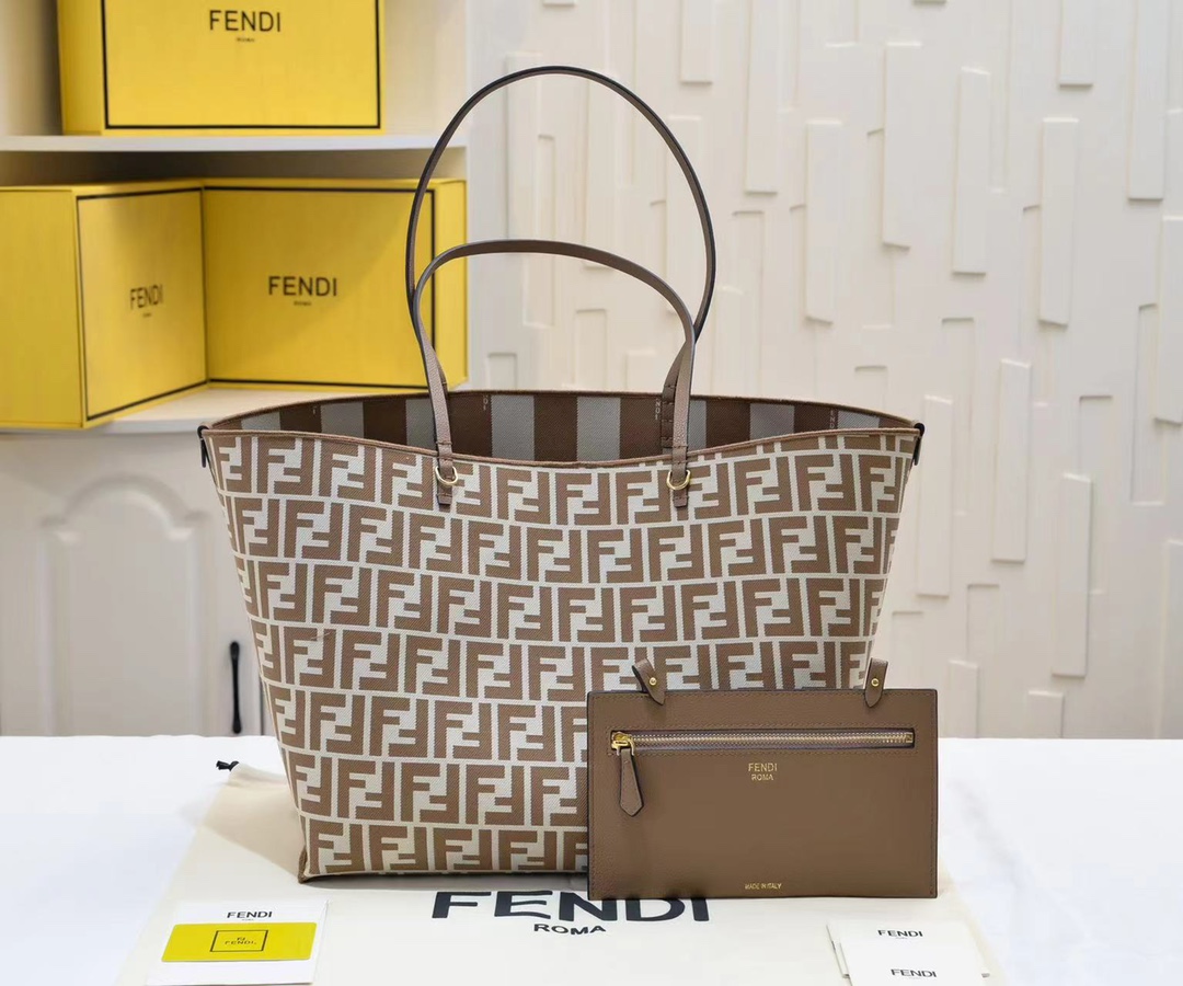 【Fendi】roll bag 36X27×15CM