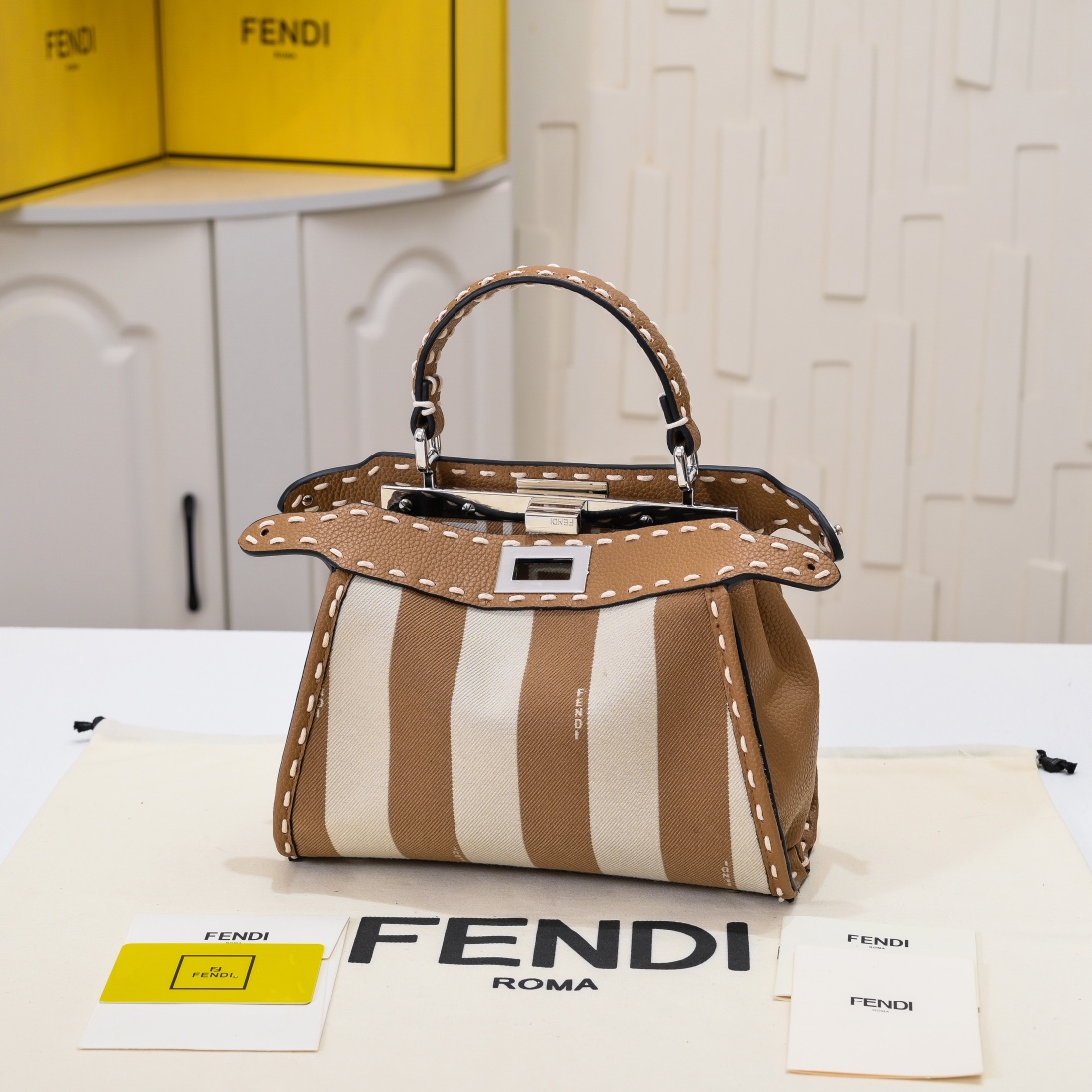 【Fendi】Peekaboo 23X11X18CM