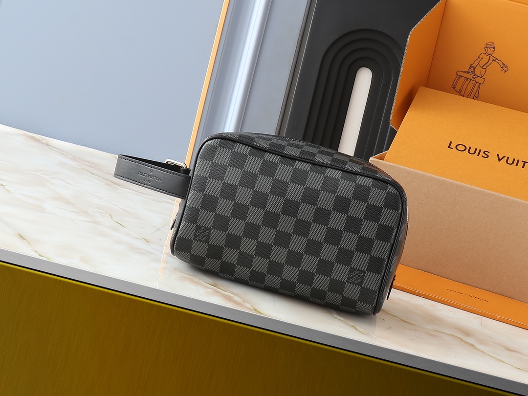 【LOUIS VUITTON】Locker Dopp Kit