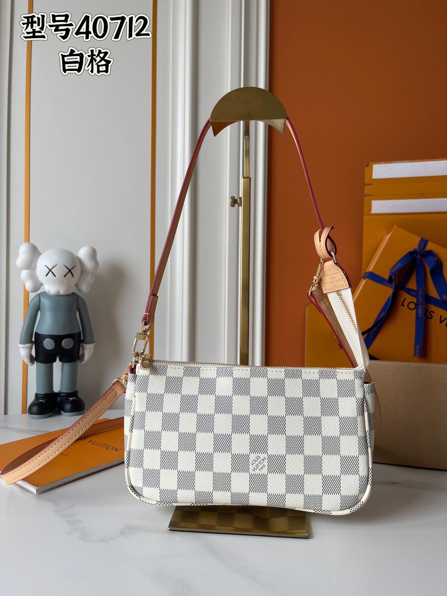 【LOUIS VUITTON】23.5 x 13.5 x 4CM