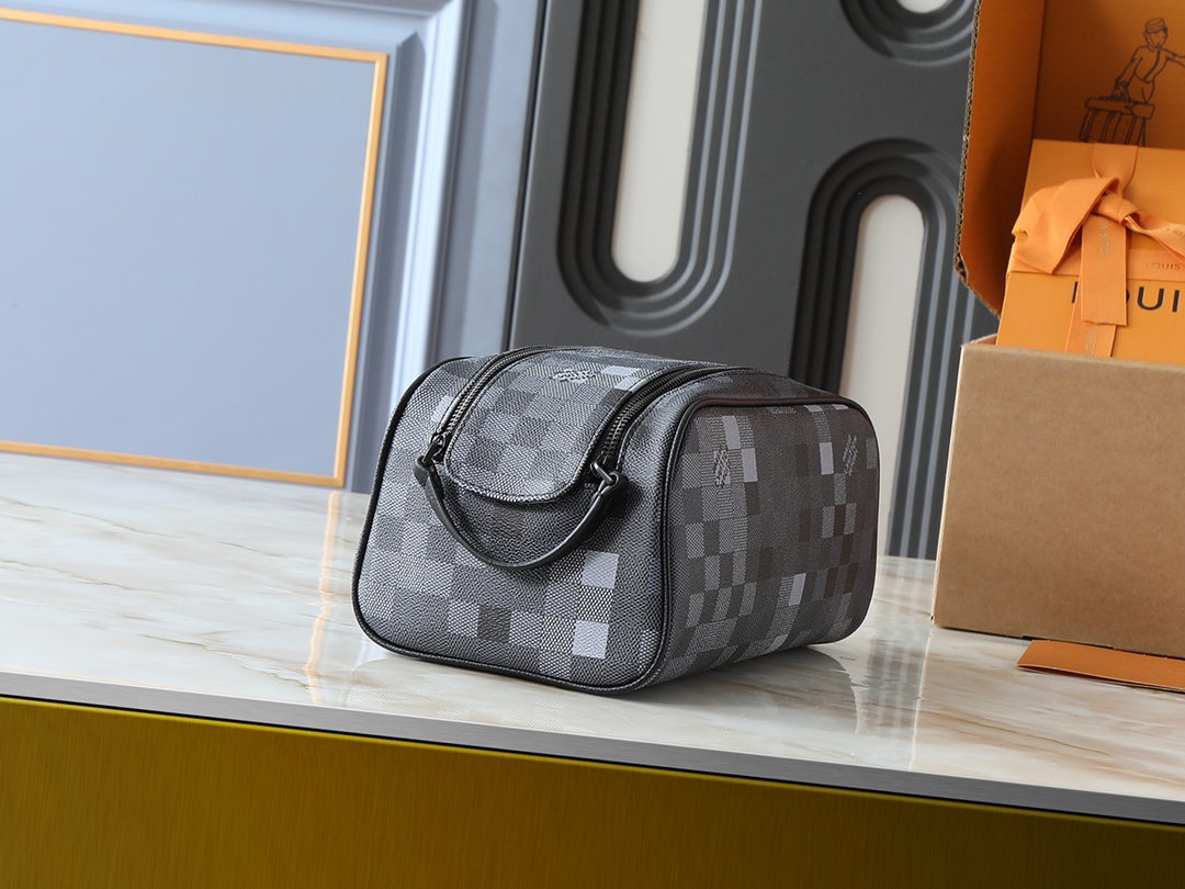 【LOUIS VUITTON】Locker Dopp Kit