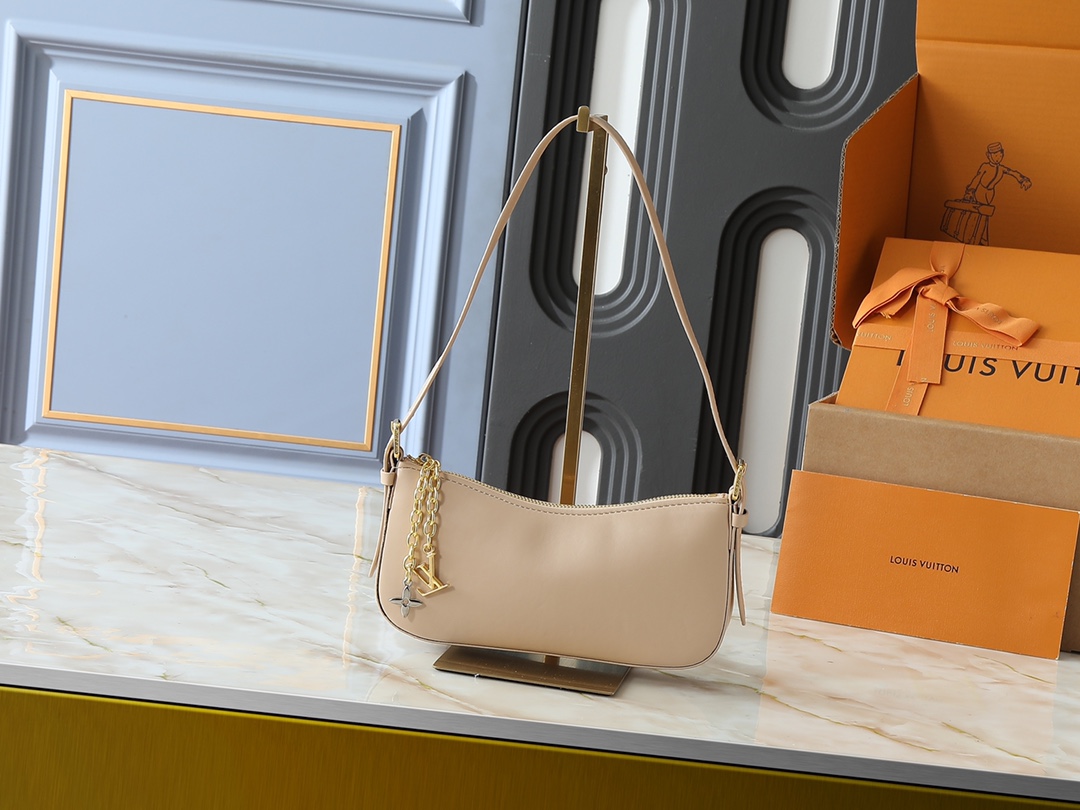 【LOUIS VUITTON】Liv Pochette 23 x 10 x 4 cm