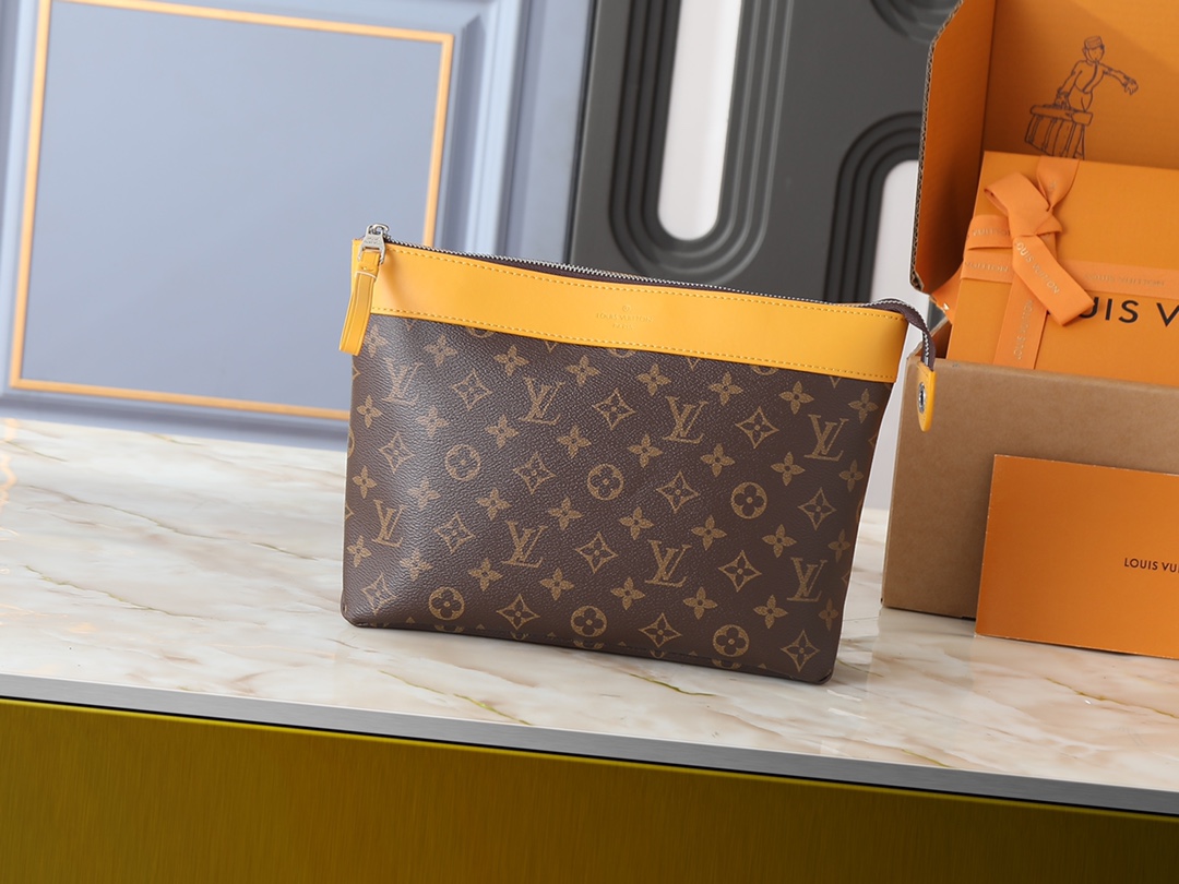 【LOUIS VUITTON】Pochette Voyage Souple 30 x 21 x 7.5CM