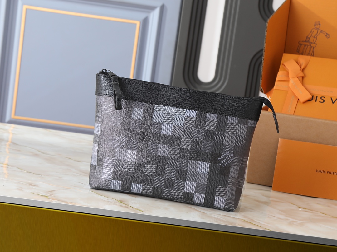 【LOUIS VUITTON】Pochette Voyage Souple 30 x 21 x 7.5CM
