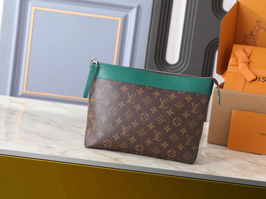 【LOUIS VUITTON】Pochette Voyage Souple 30 x 21 x 7.5CM