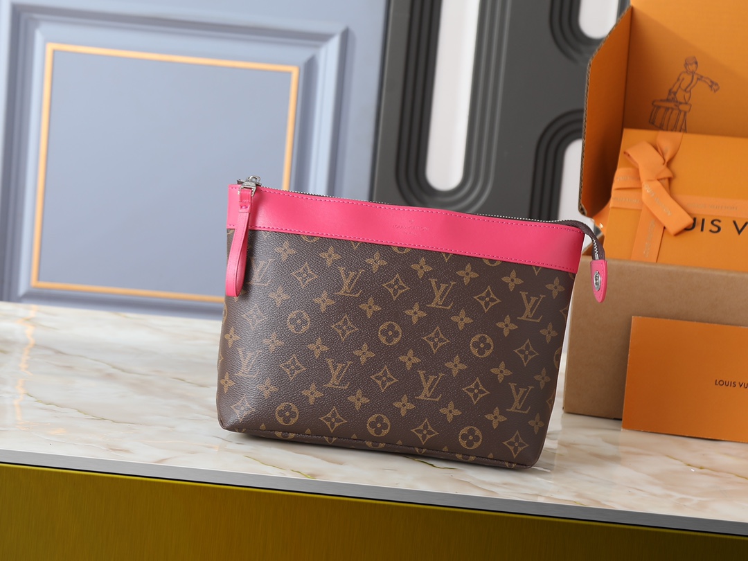 【LOUIS VUITTON】Pochette Voyage Souple 30 x 21 x 7.5CM