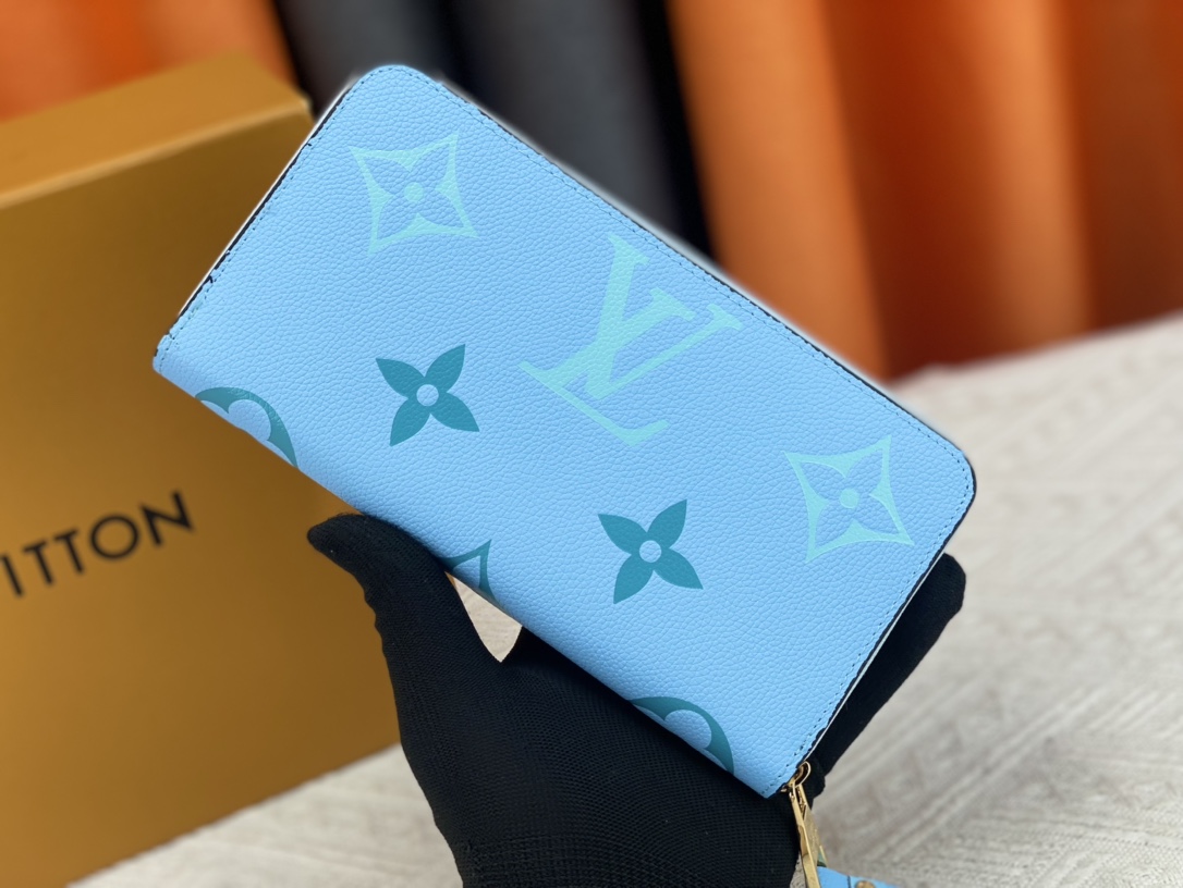 【LOUIS VUITTON】By The Pool
