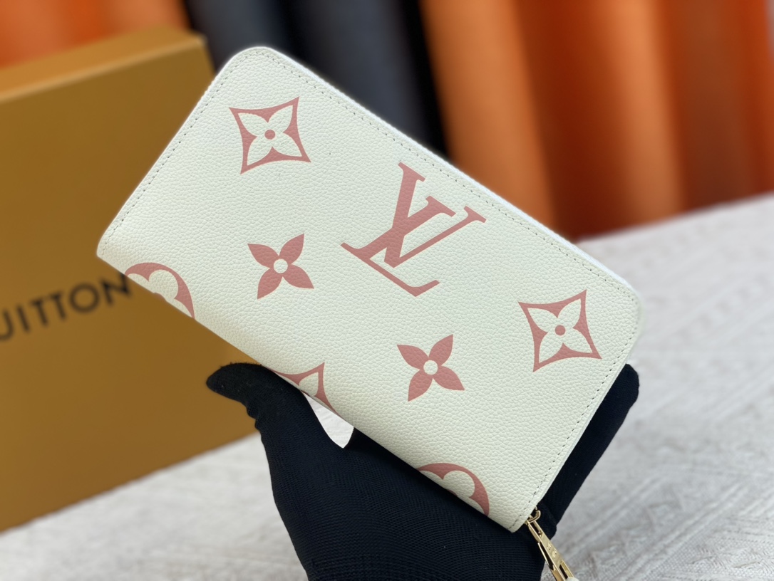 【LOUIS VUITTON】By The Pool