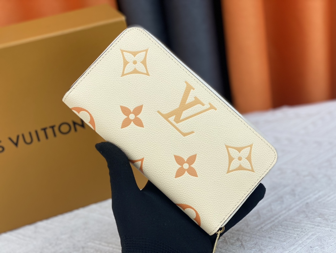 【LOUIS VUITTON】By The Pool