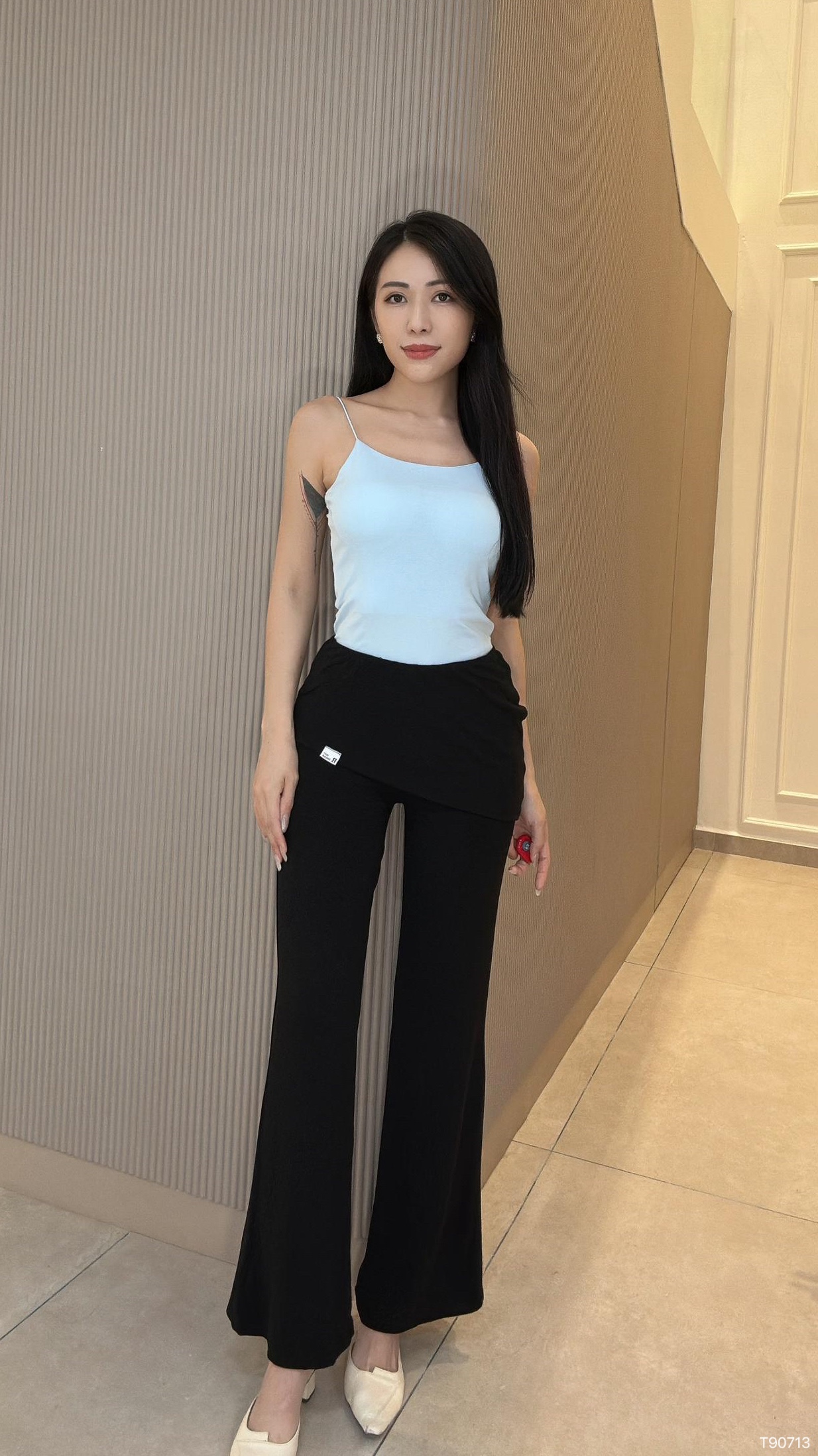 百搭纯色款细带短版上衣 （T90713）