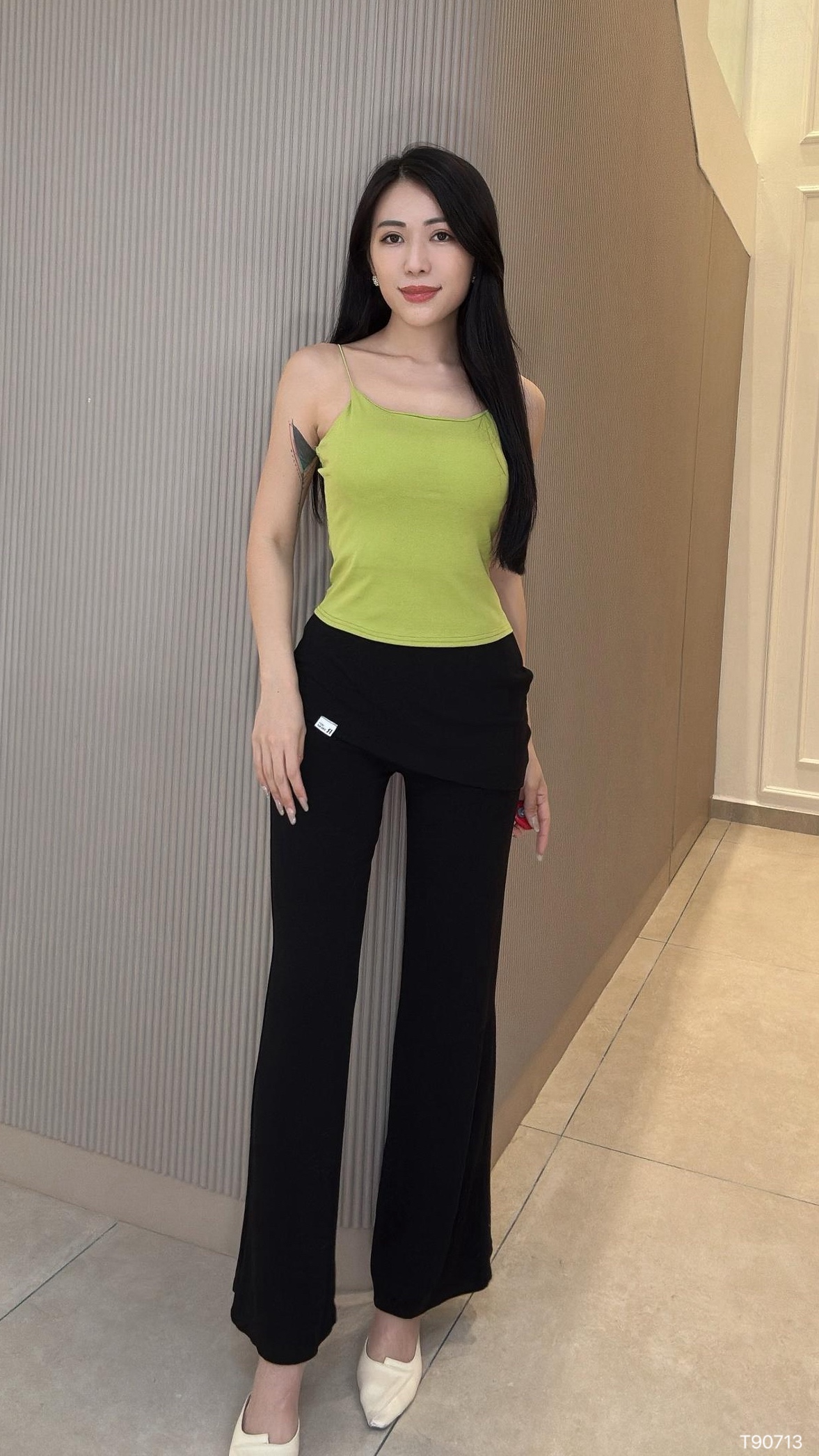 百搭纯色款细带短版上衣 （T90713）