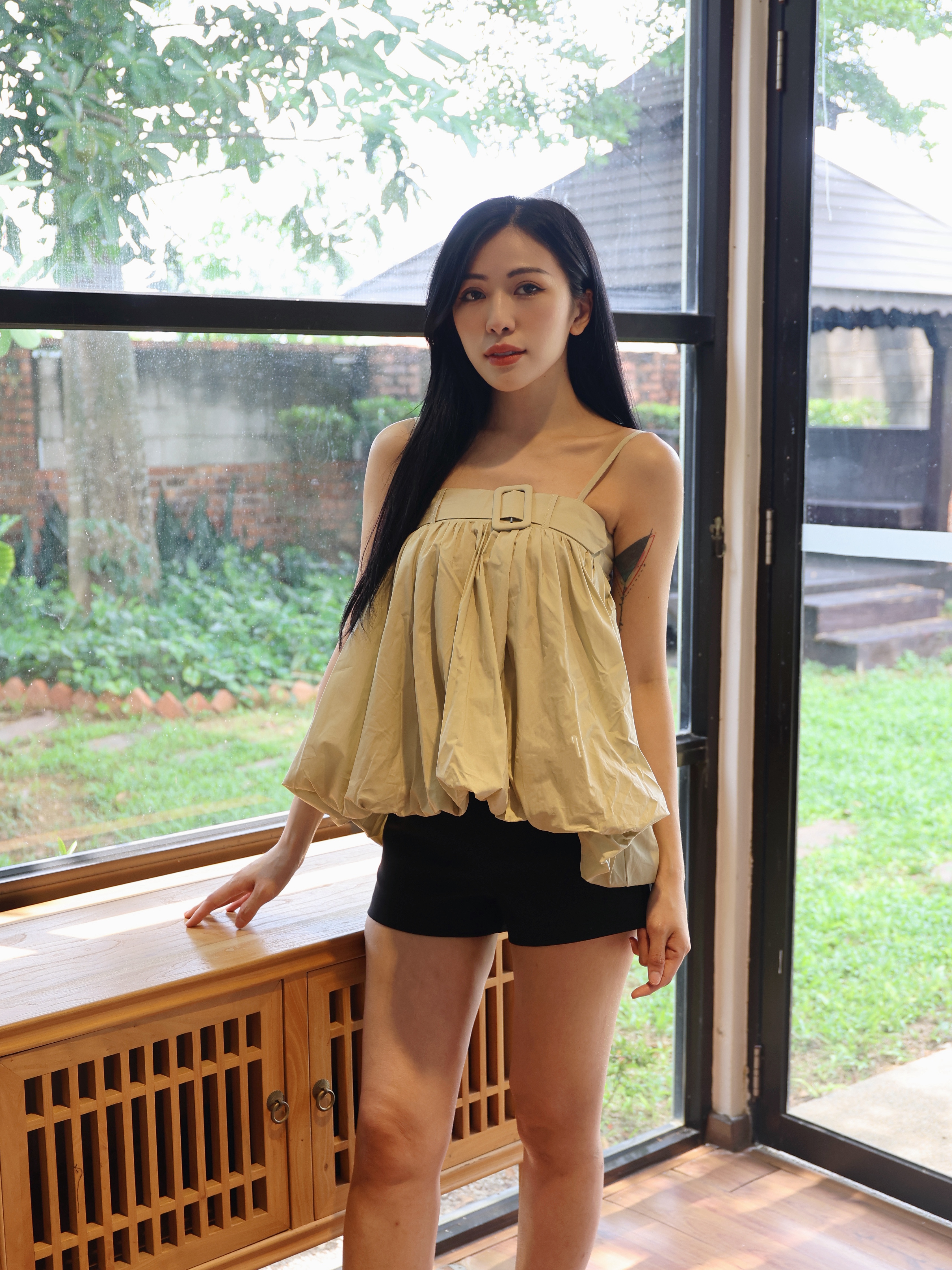 设计感露肩花苞吊带上衣 (T90719)