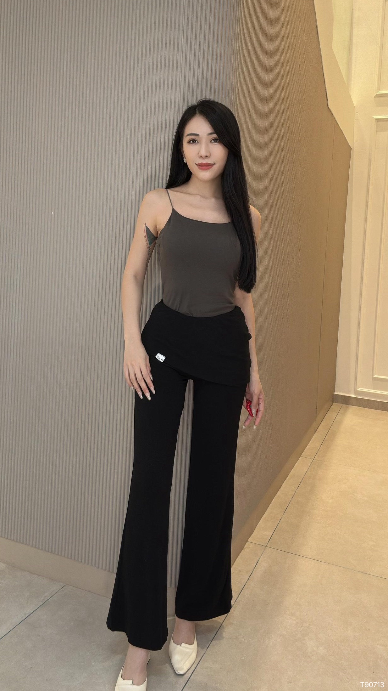 百搭纯色款细带短版上衣 （T90713）