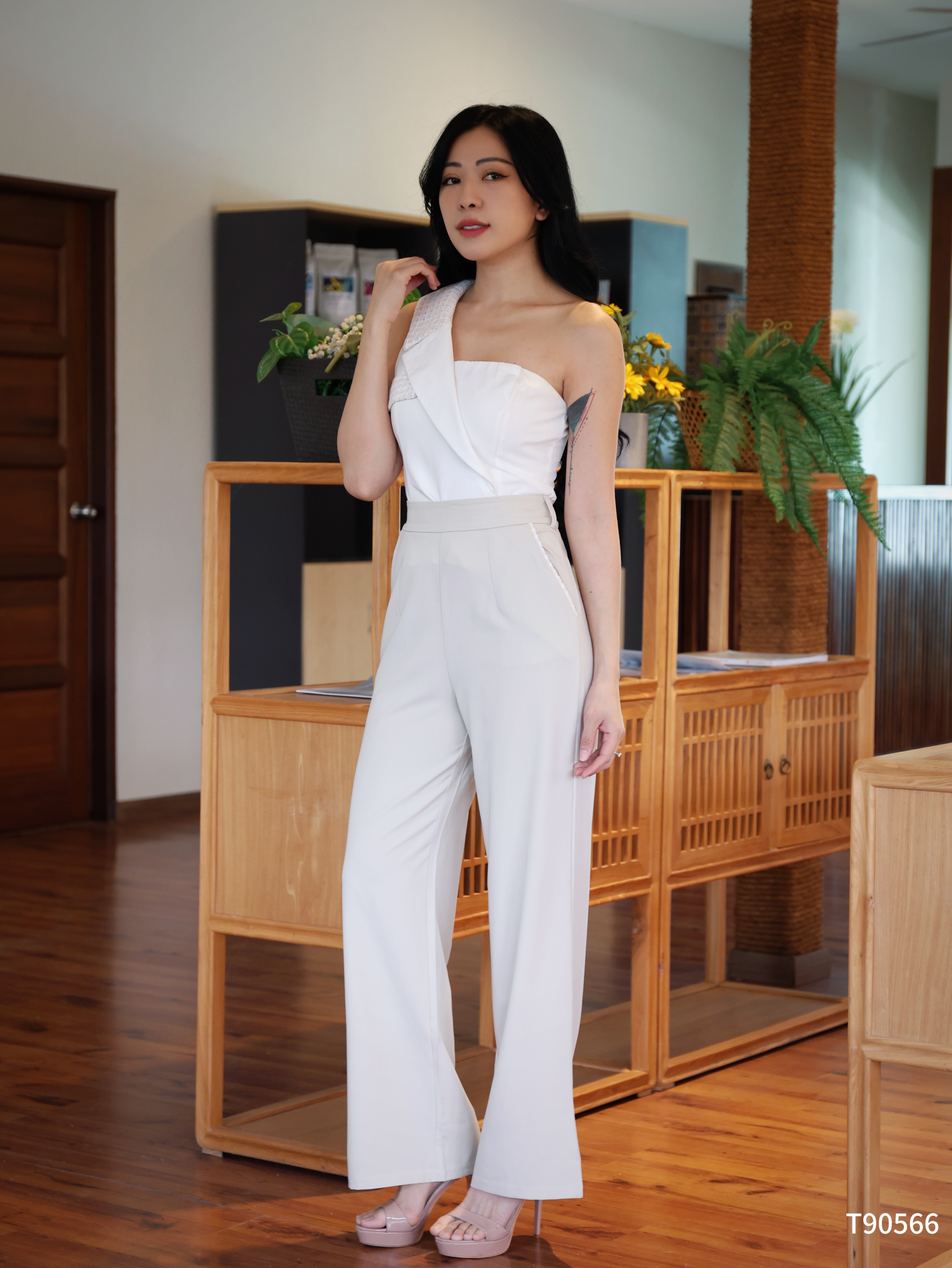 【LATTE NOON】酷帅撞色西装领削肩设计上衣 (T90566)