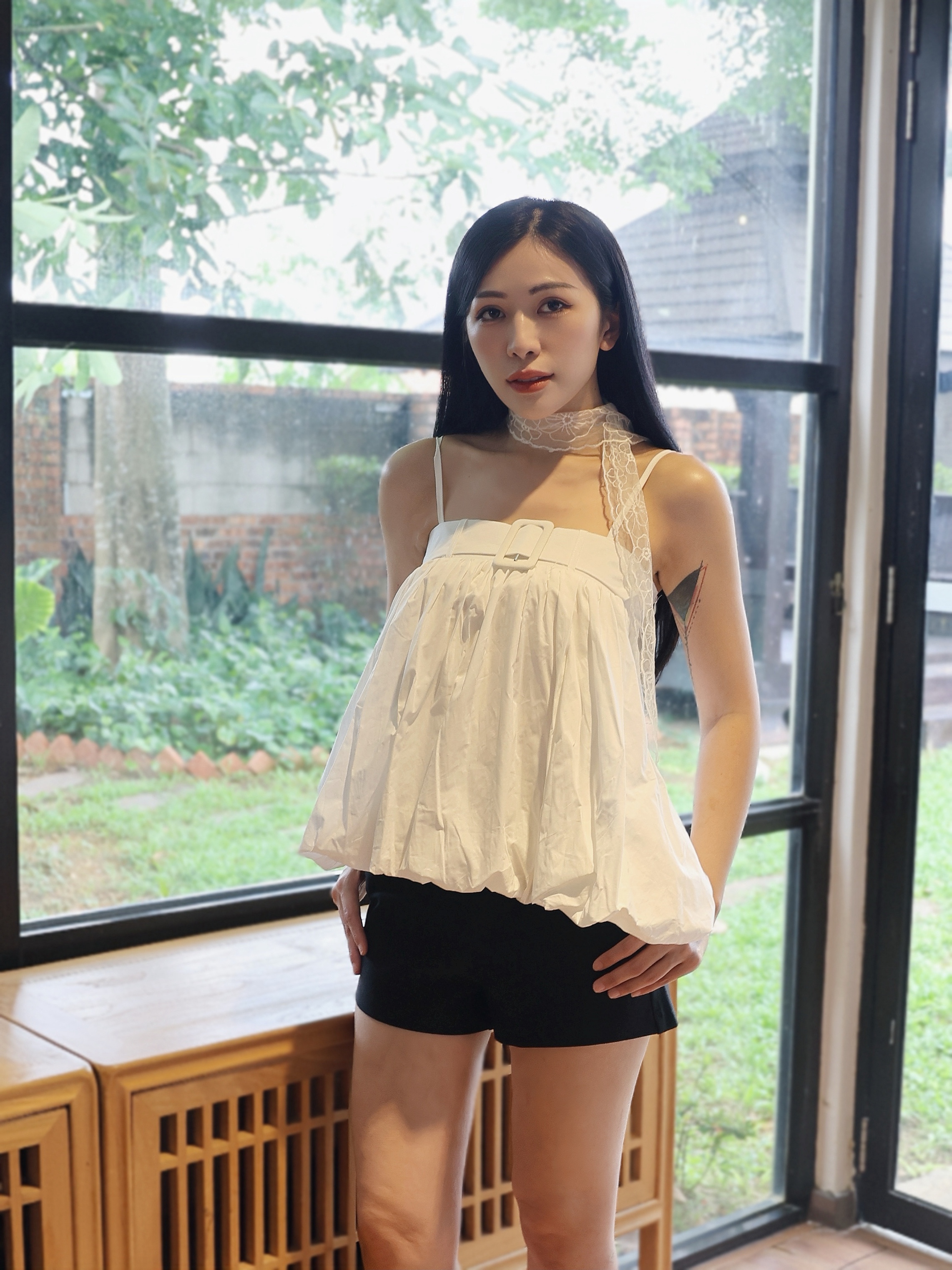 设计感露肩花苞吊带上衣 (T90719)