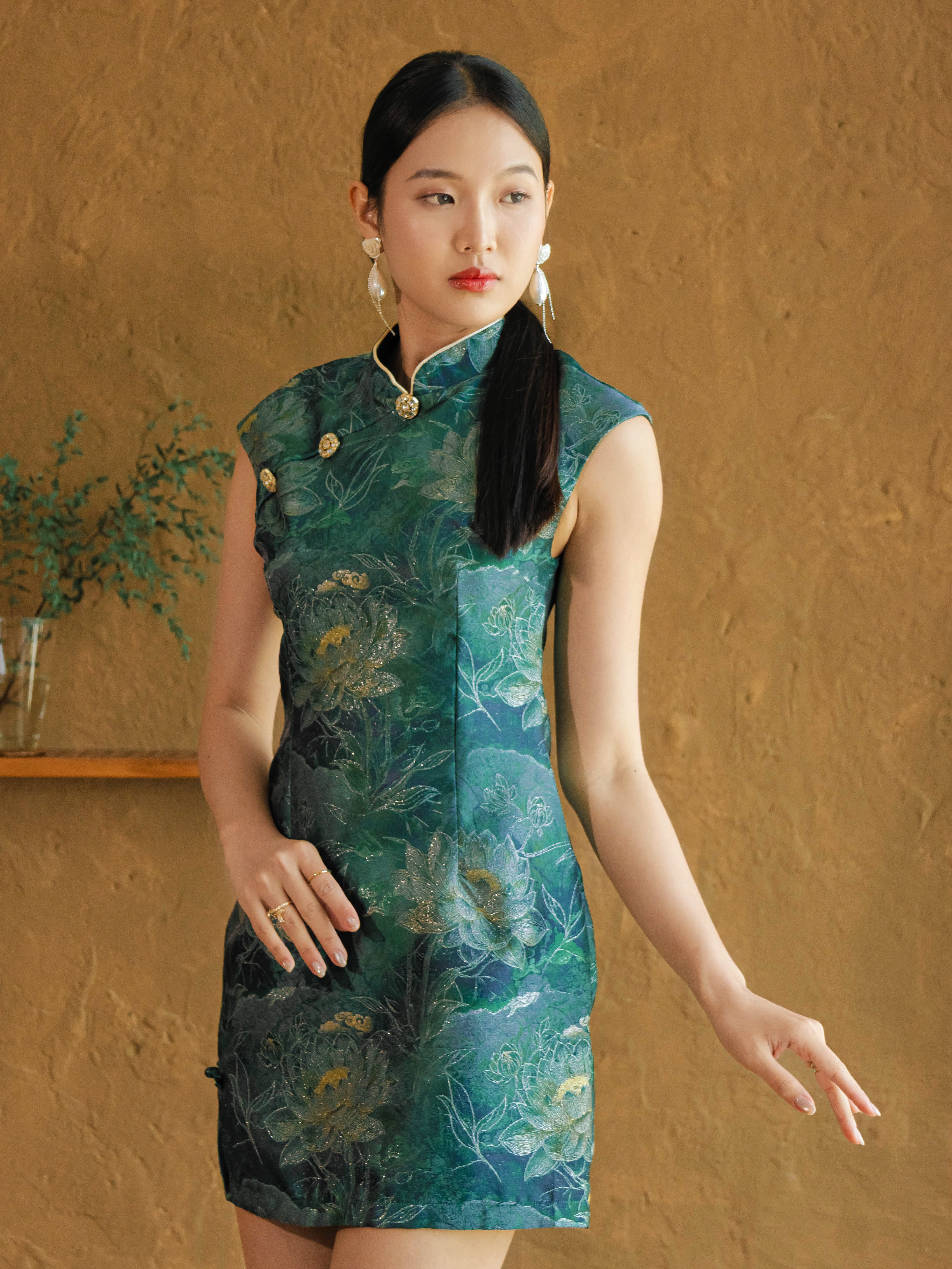 【烟岚浅梦】 女旗袍 -LBP 独家新年系列 高端改良版金属钻石假扣设计无袖旗袍 (ST21538)