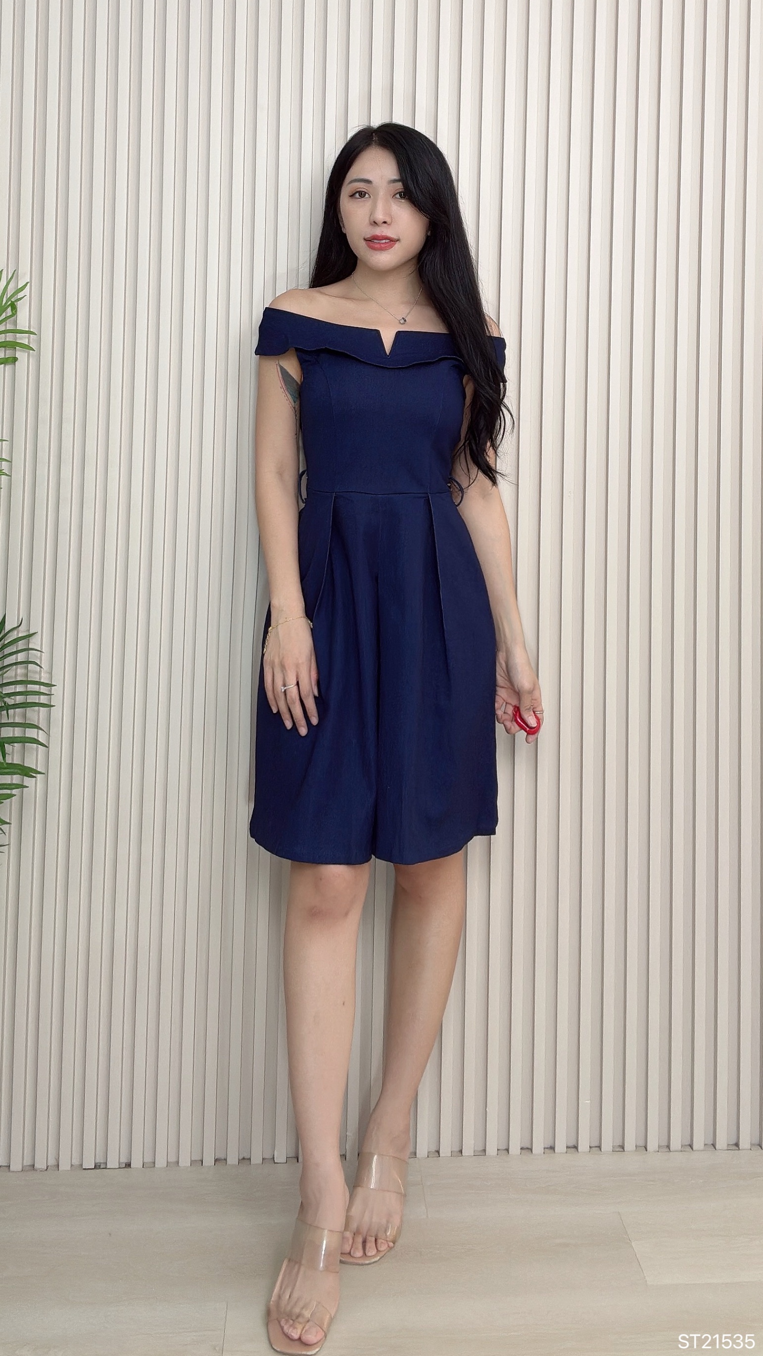 气质小V铁宽领设计七分连身裤 (ST21535)