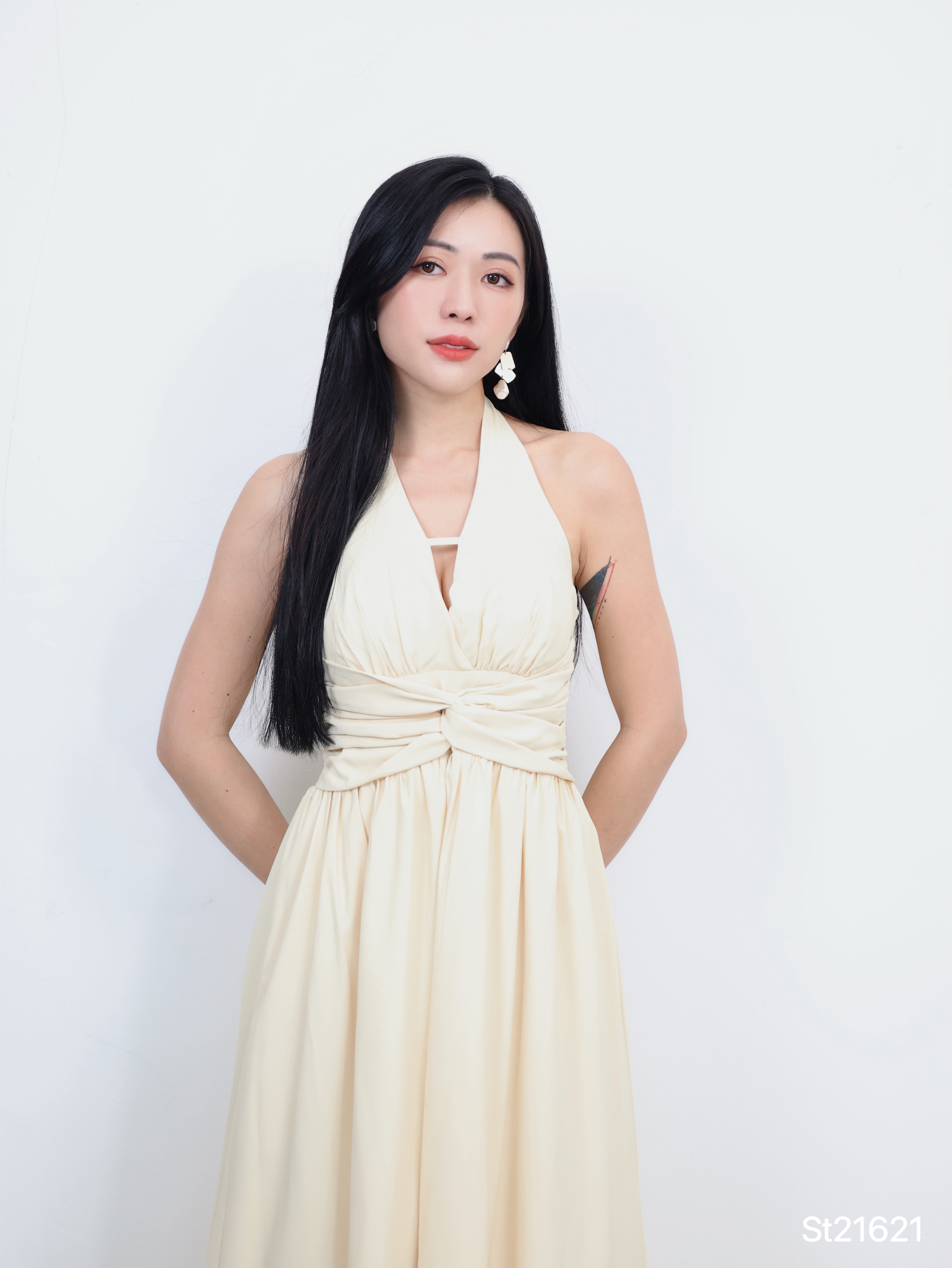 高级感V领系带设计挂脖连身裙 (ST21621)