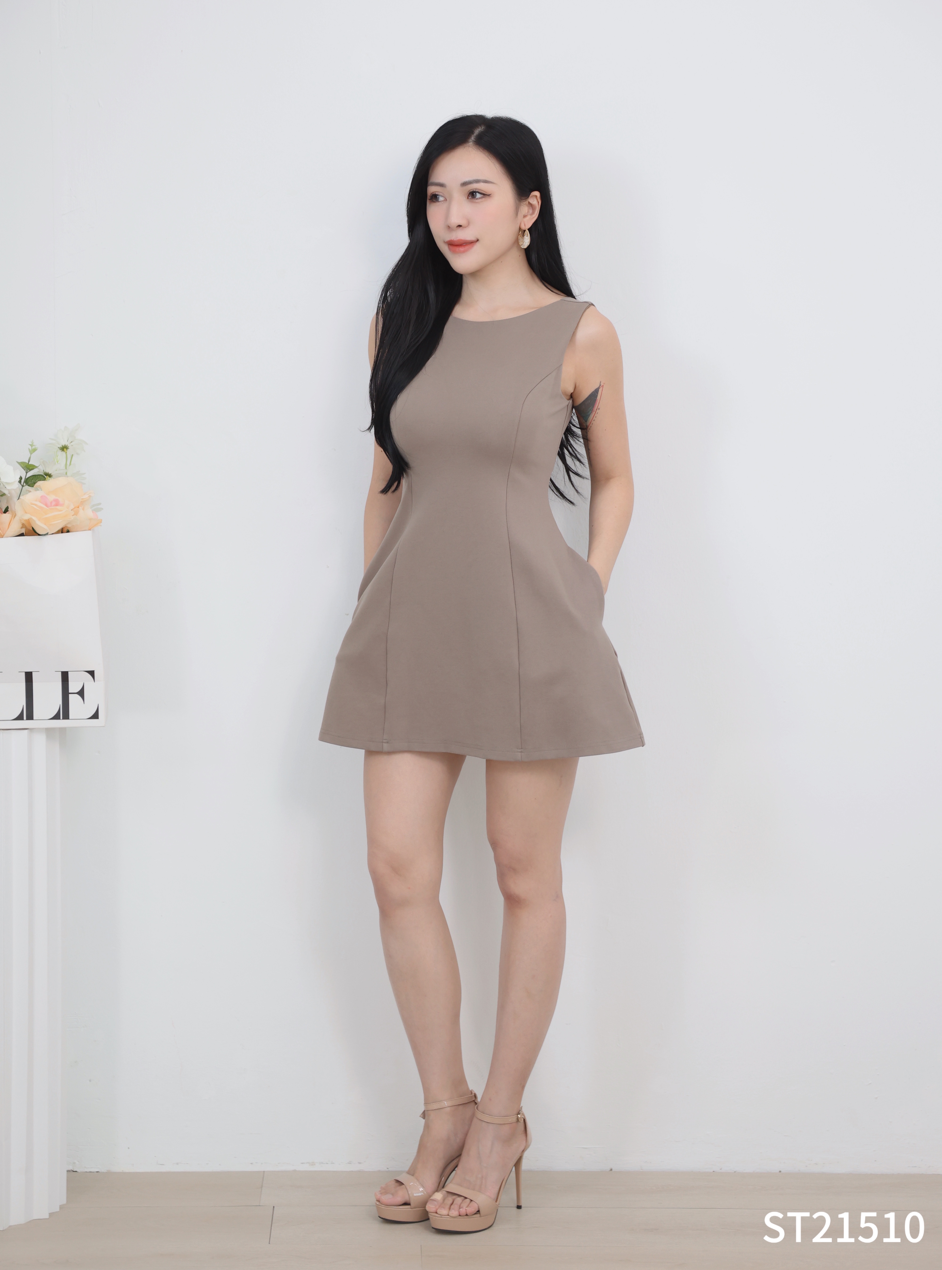 高级感背面V领设计无袖连身裙 (ST21510)