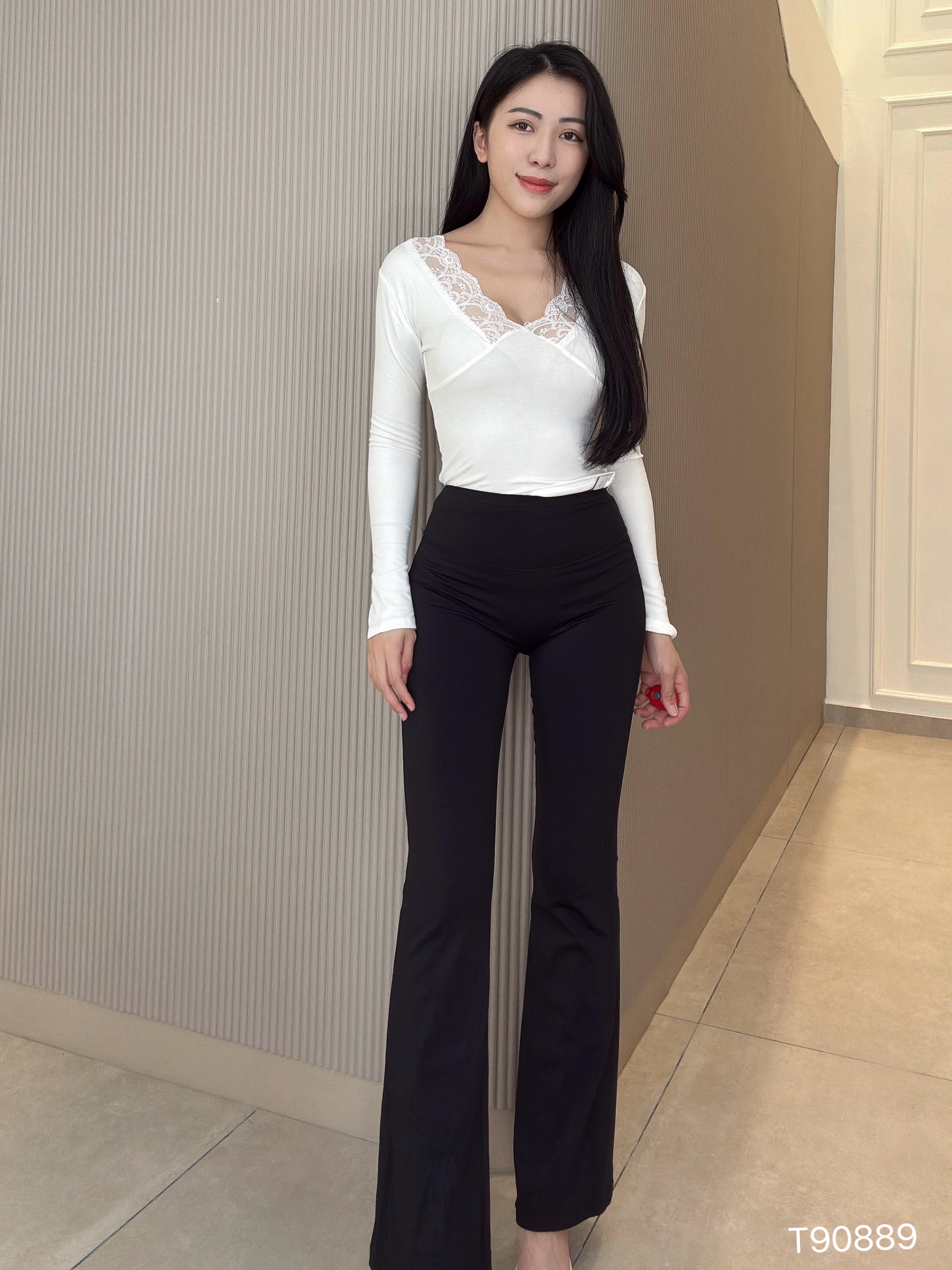 性感辣妹风蕾丝V领微喇袖设计上衣 (T90889)