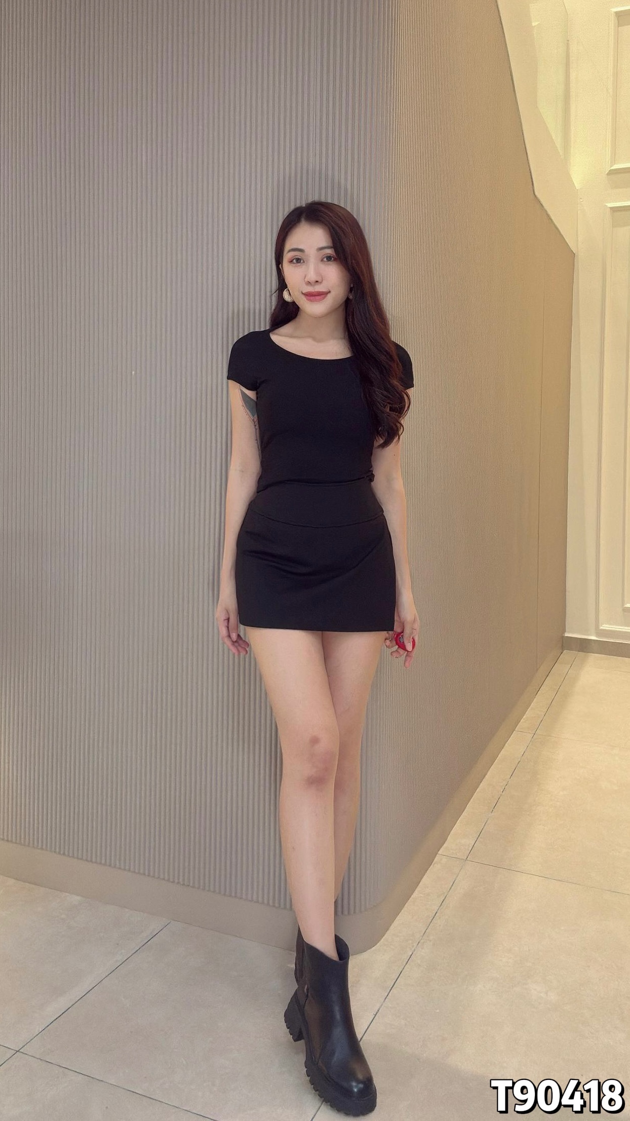 小心机背面镂空交叠下摆设计圆领上衣 (T90418)