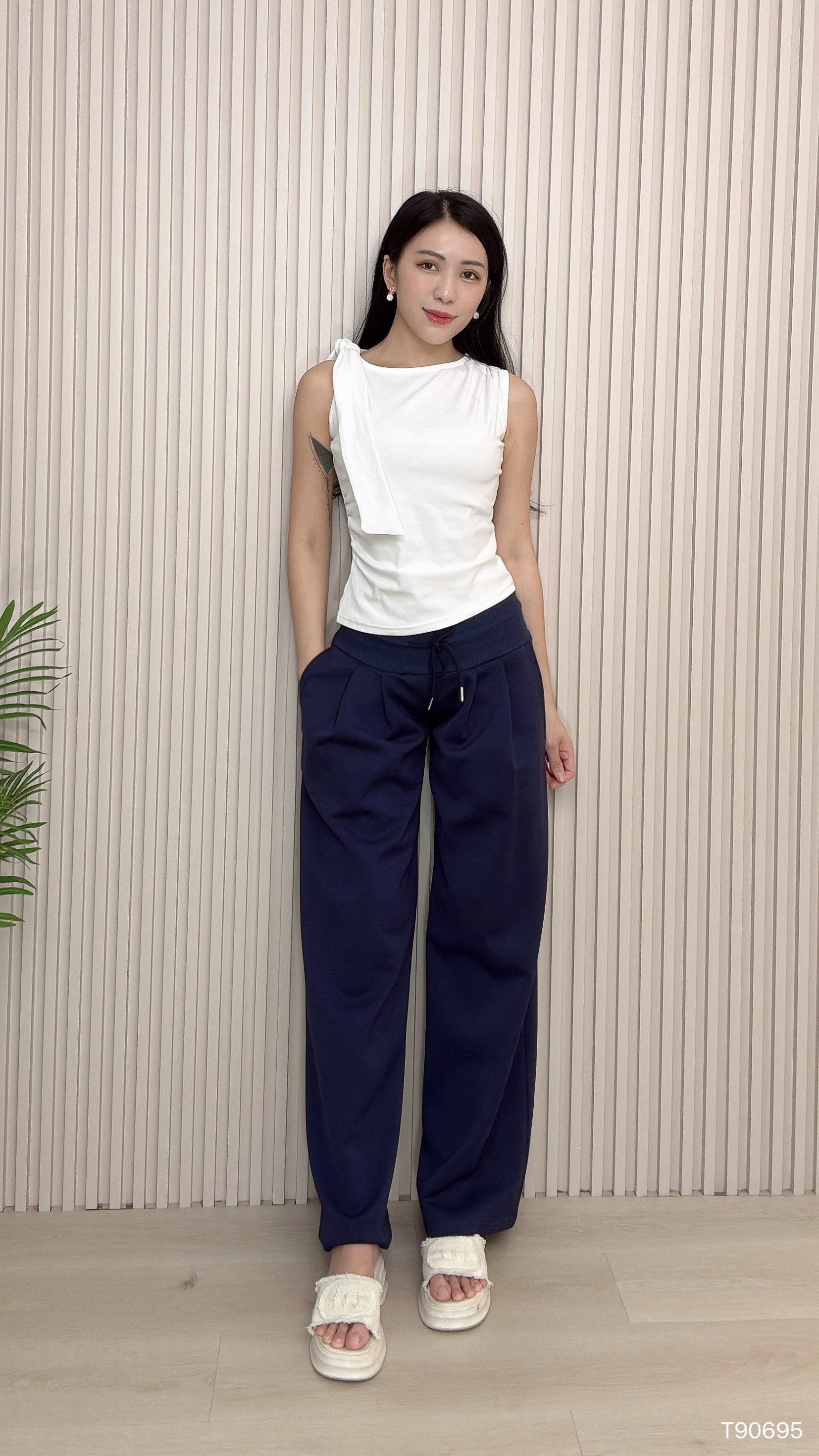 法式圆领压皱设计无袖上衣 (T90695)