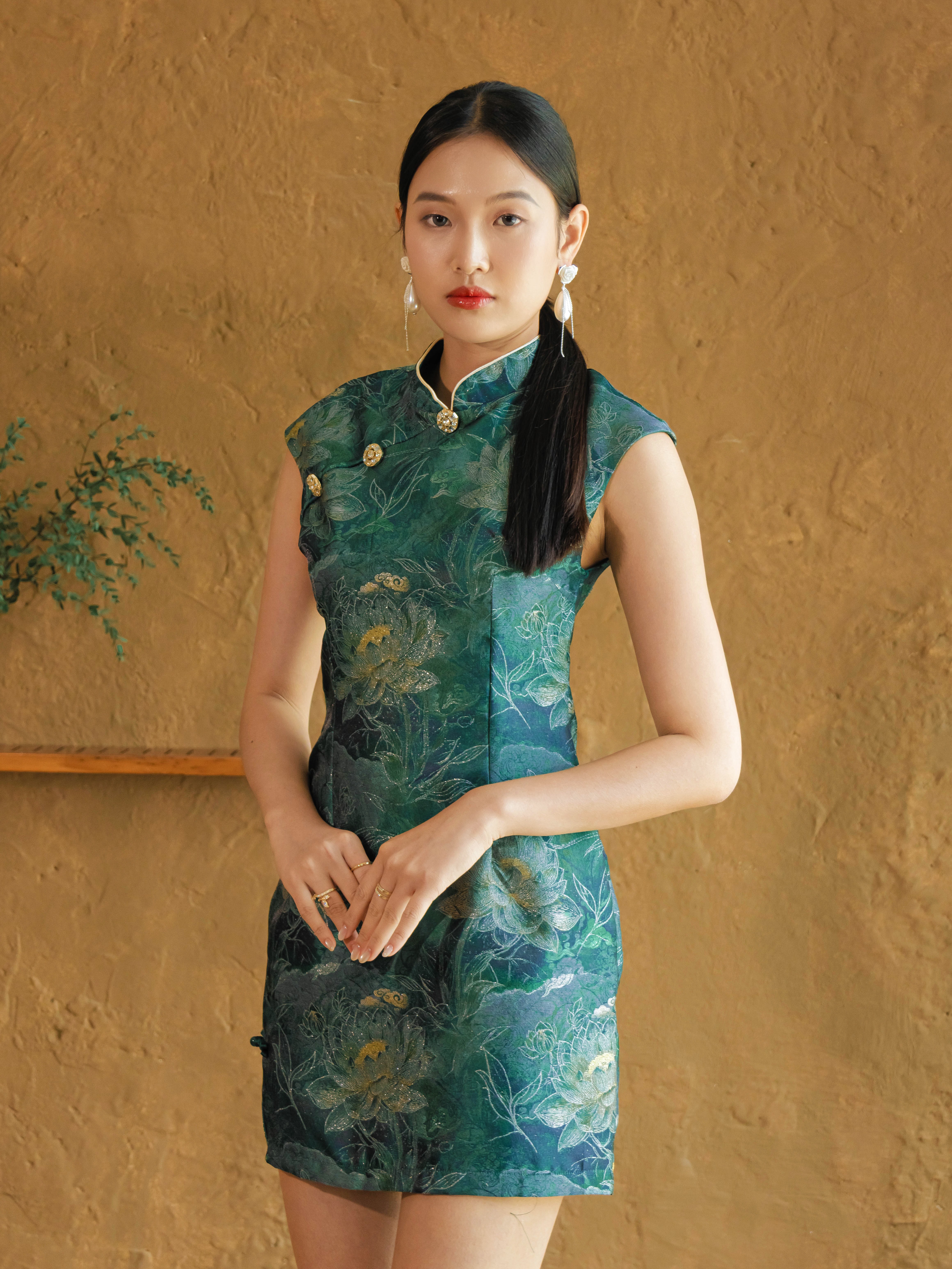 【烟岚浅梦】 女旗袍 -LBP 独家新年系列 高端改良版金属钻石假扣设计无袖旗袍 (ST21538)