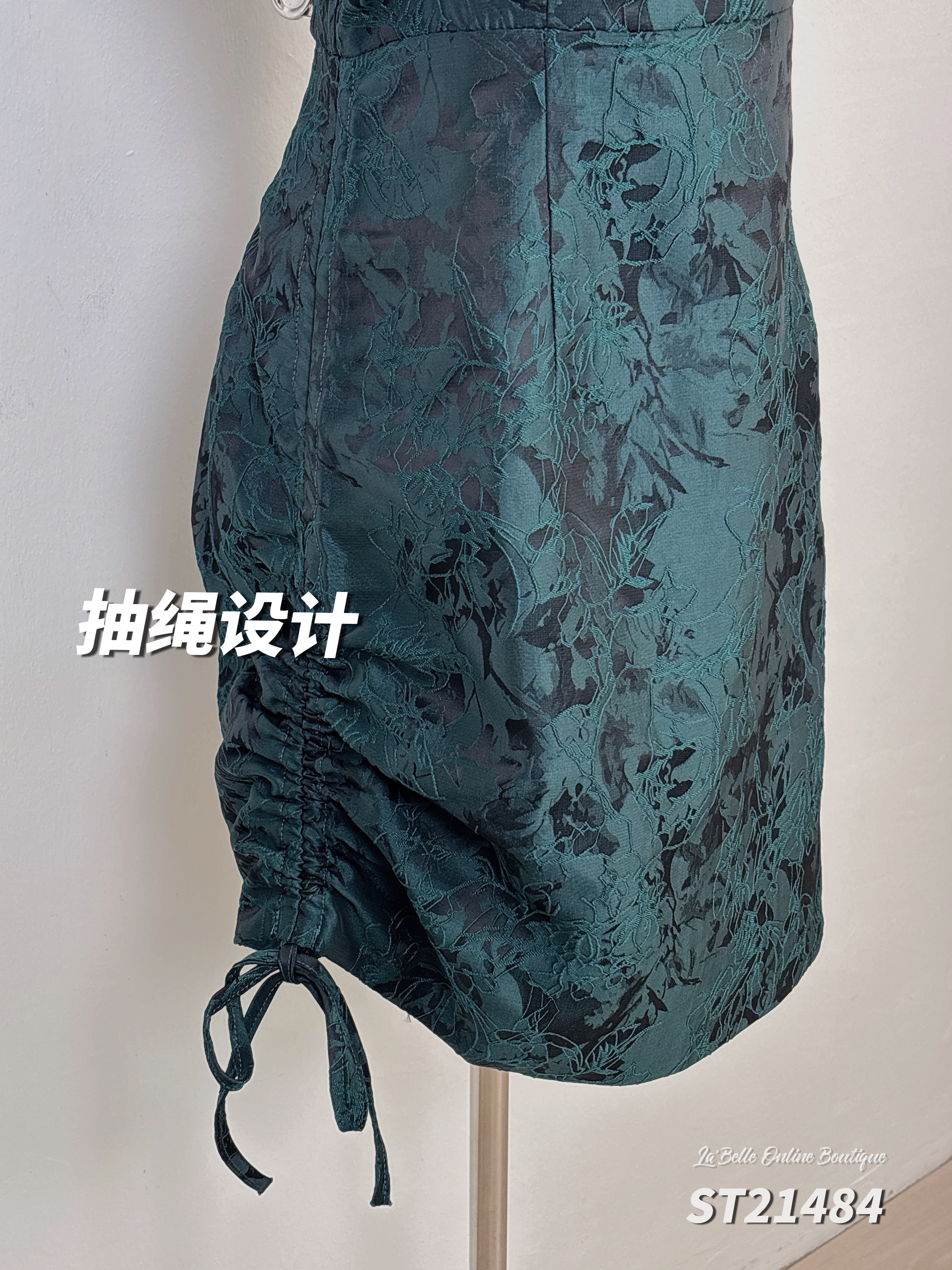 【LBP 独家新年系列】改良版水晶珠盘扣设计立领旗袍 (ST21484)