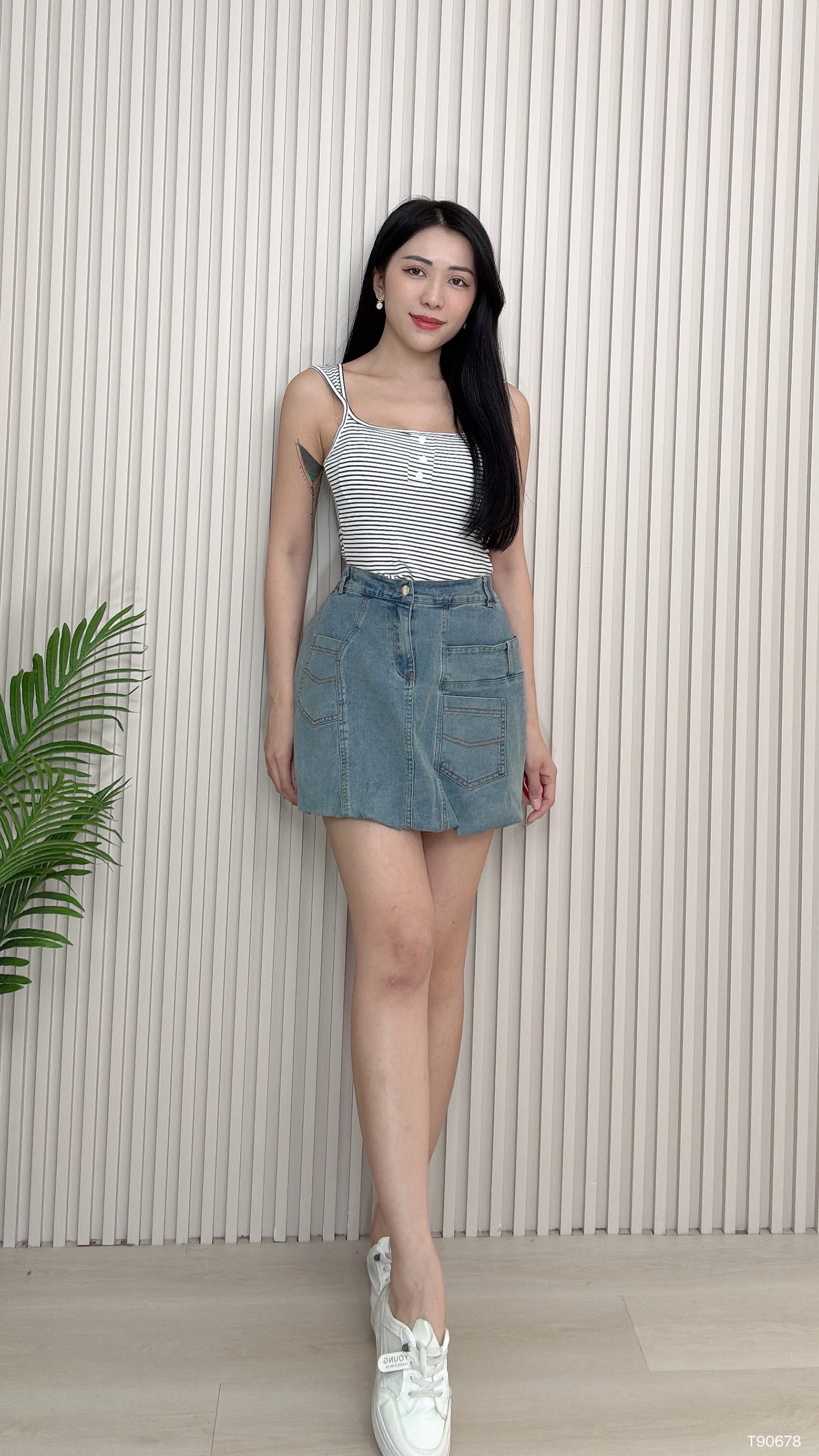 个性简约露锁骨方领设计上衣（T90678）