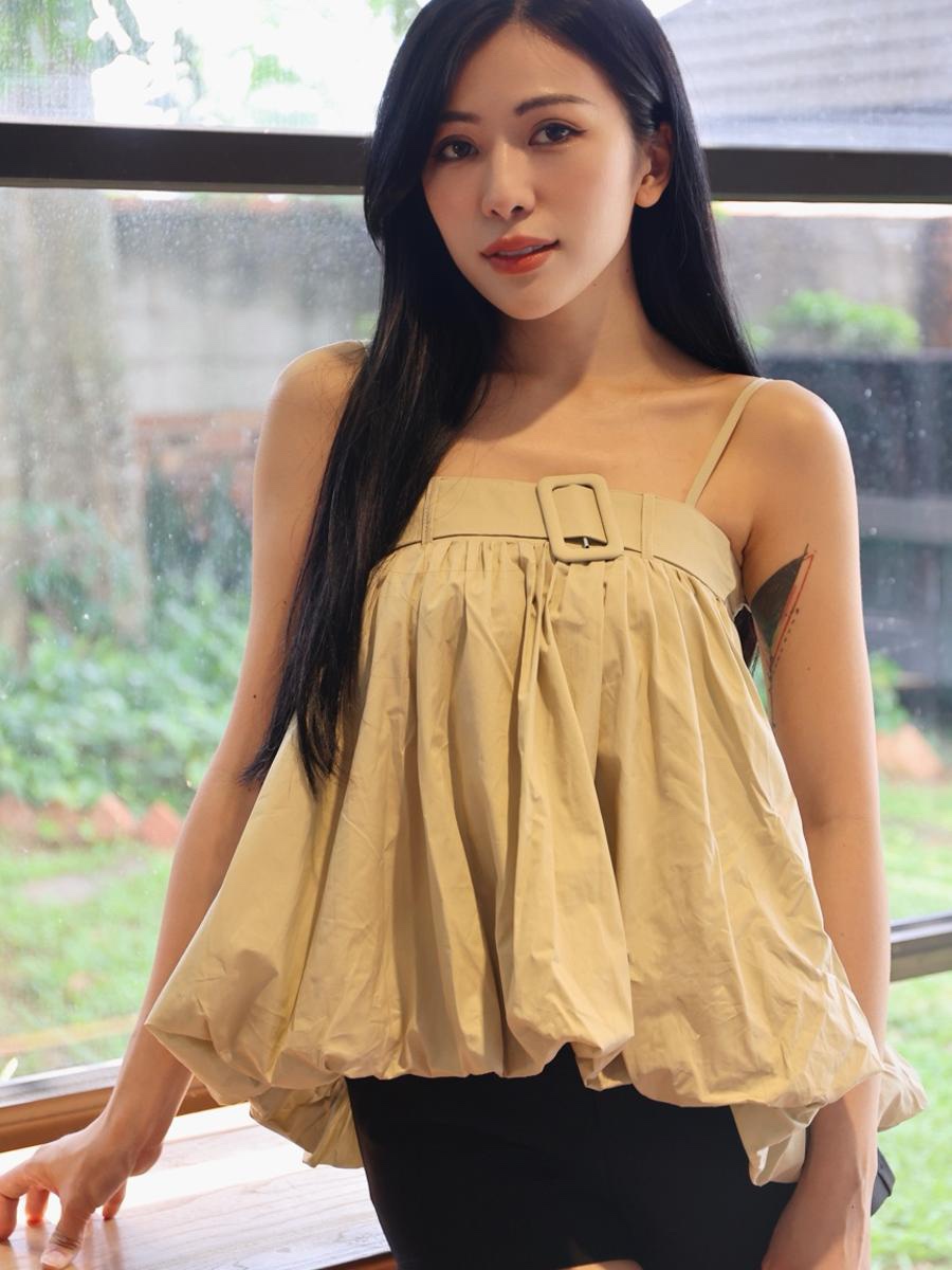 设计感露肩花苞吊带上衣 (T90719)