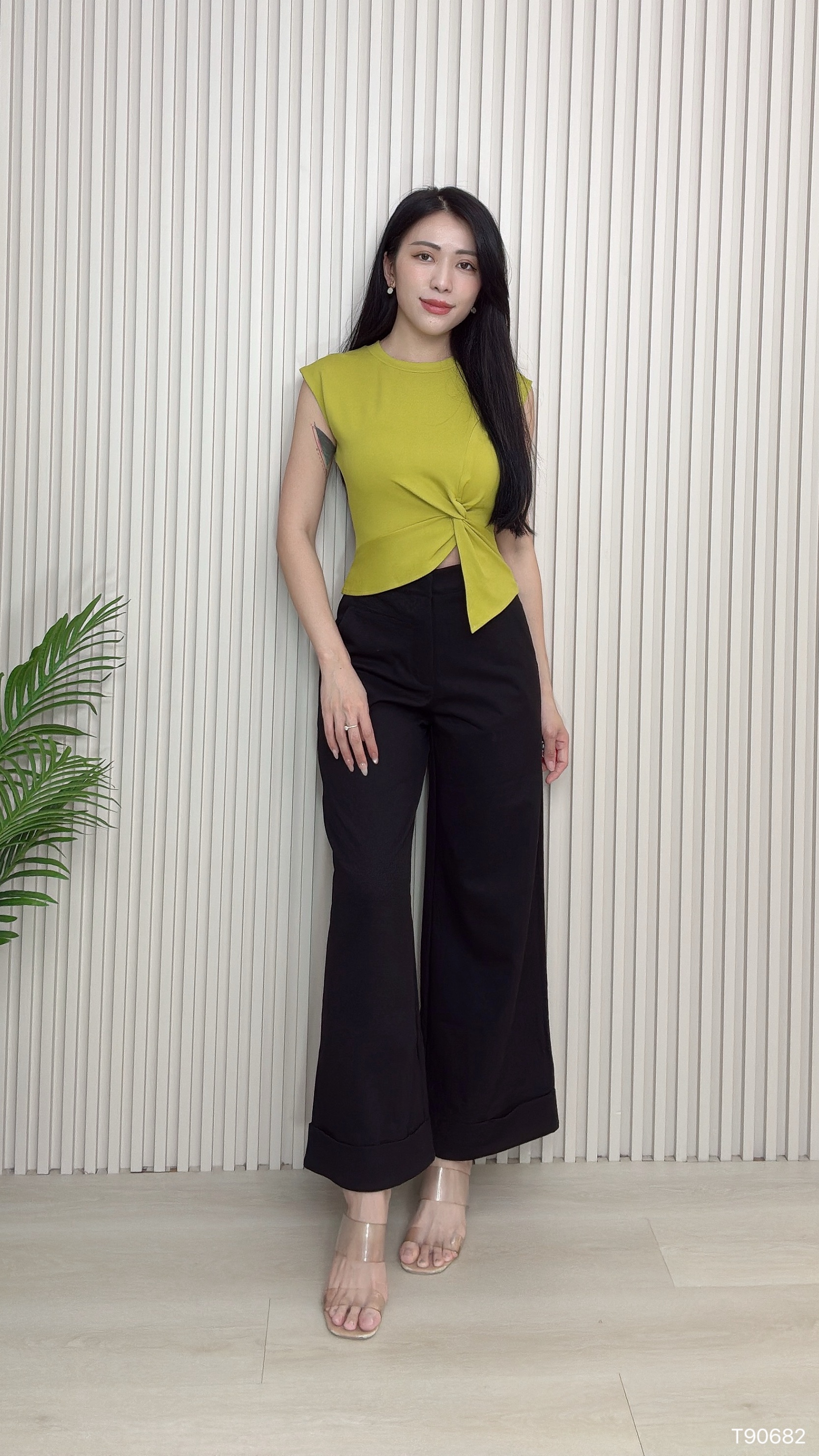 韩系设计感扭结不规则无袖上衣 (T90682)