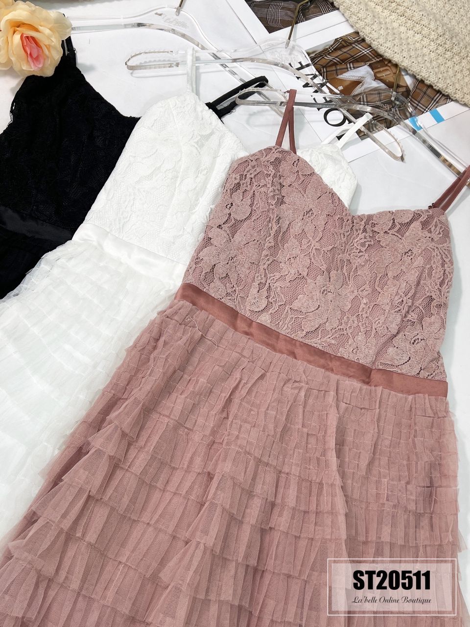 【LBP独家】甜美风V领蕾丝拼薄纱设计吊带连身裙  (ST20511)