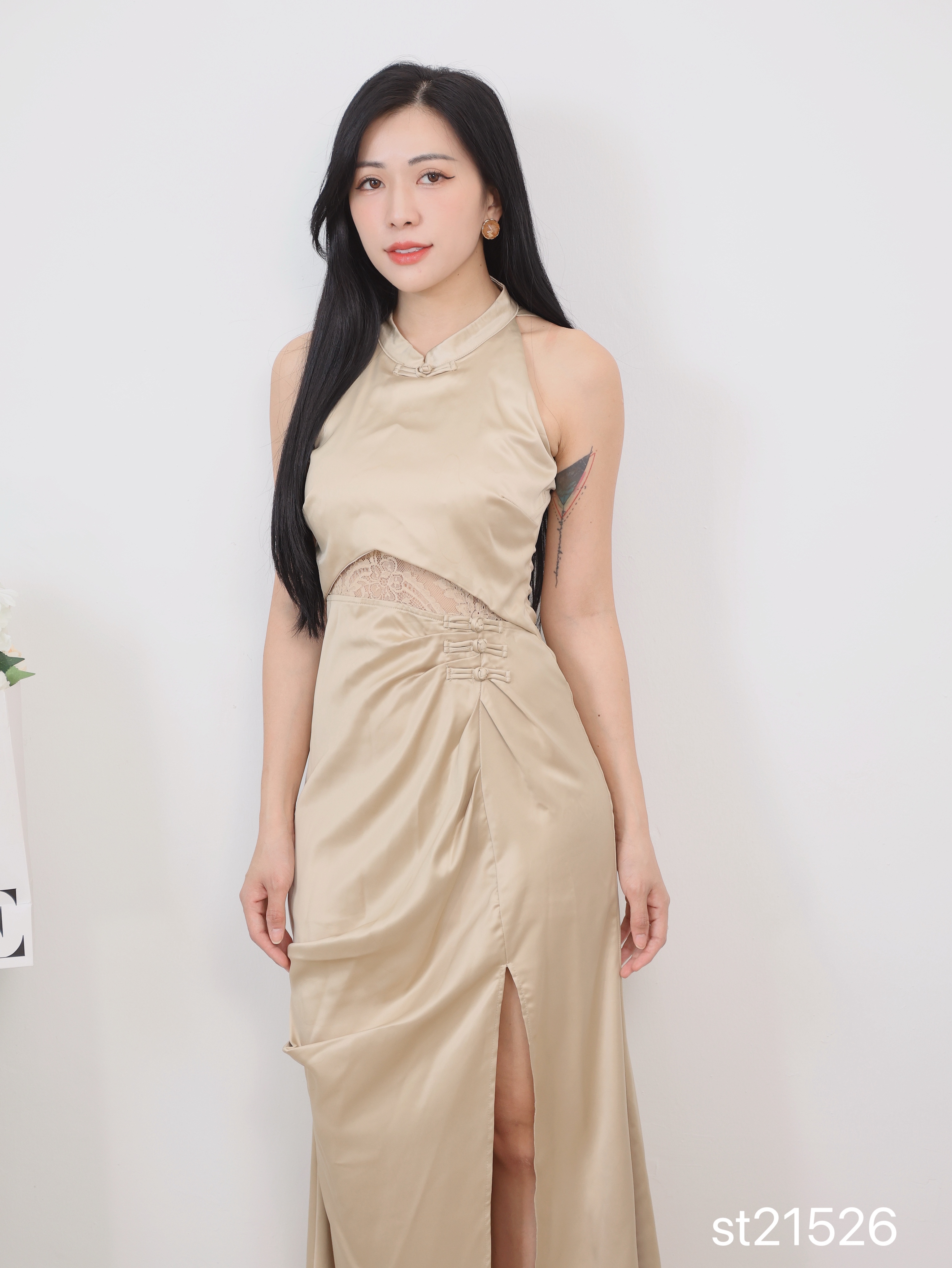 高级感压褶露腰削肩设计长版旗袍 (ST21526)