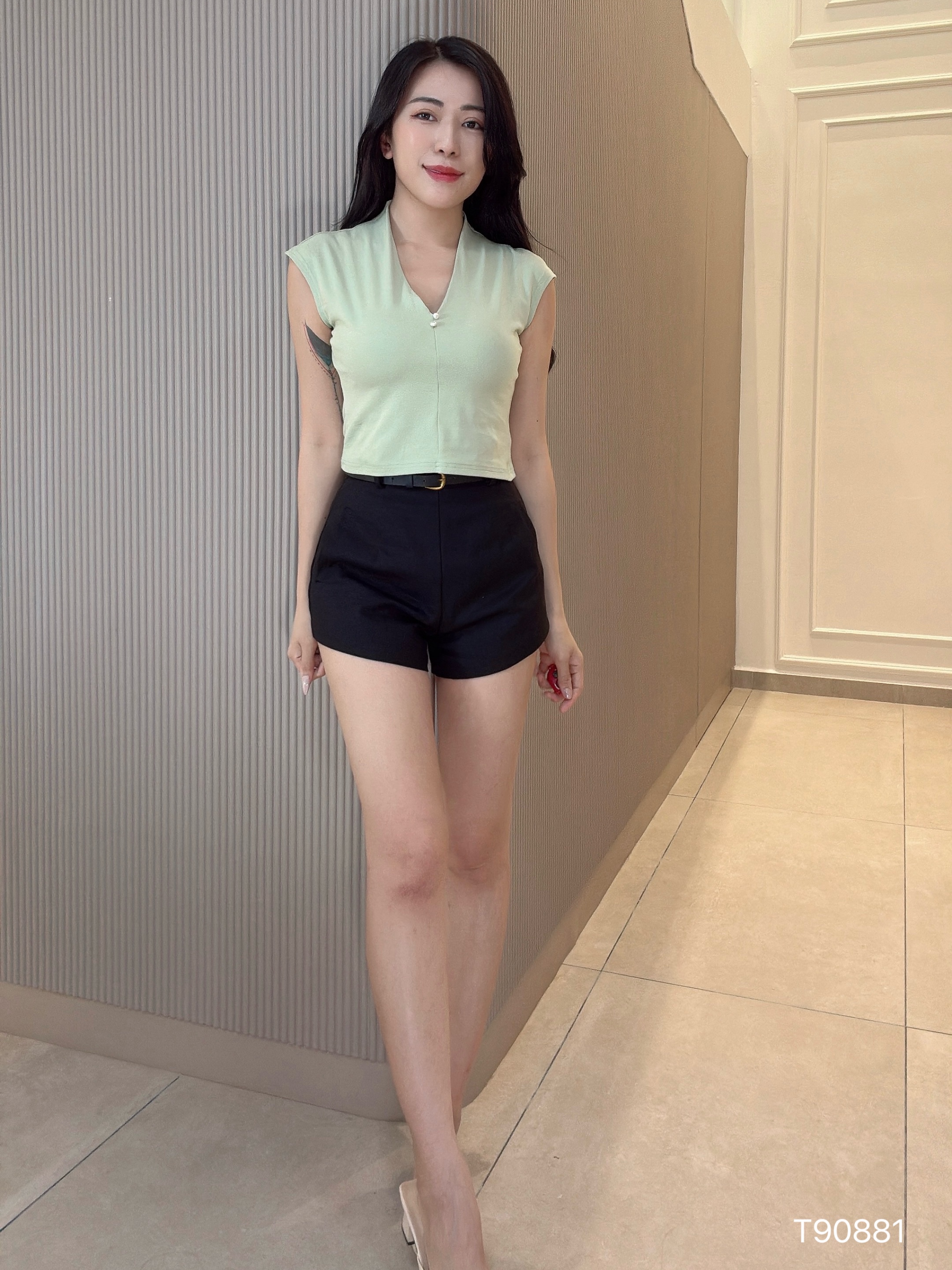 气质简约V领珠子点缀设计上衣 (T90881)