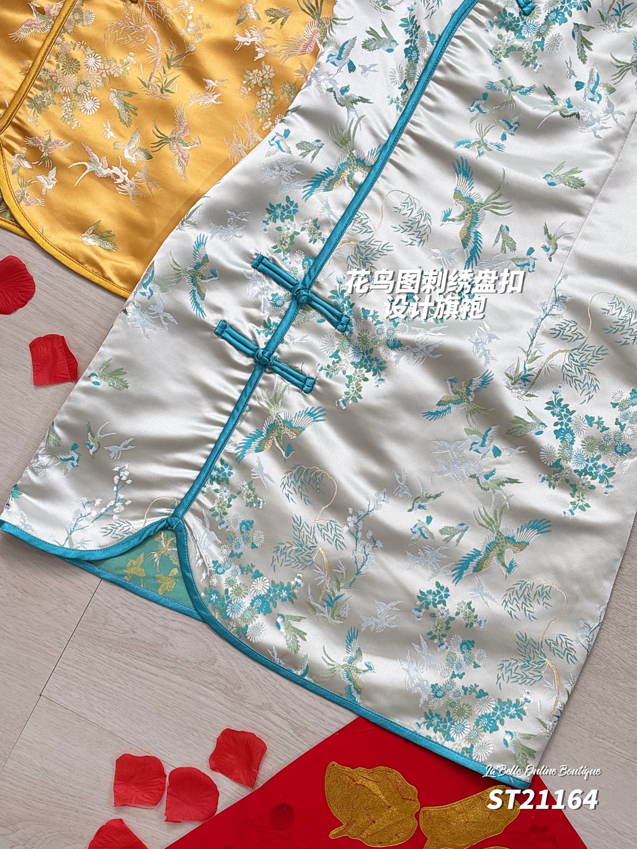 【LBP GXFC 独家新年系列-盛世年华】改良版花鸟图刺绣盘扣设计旗袍 (ST21164)-La'Belle Fashion Boutique Sdn Bhd