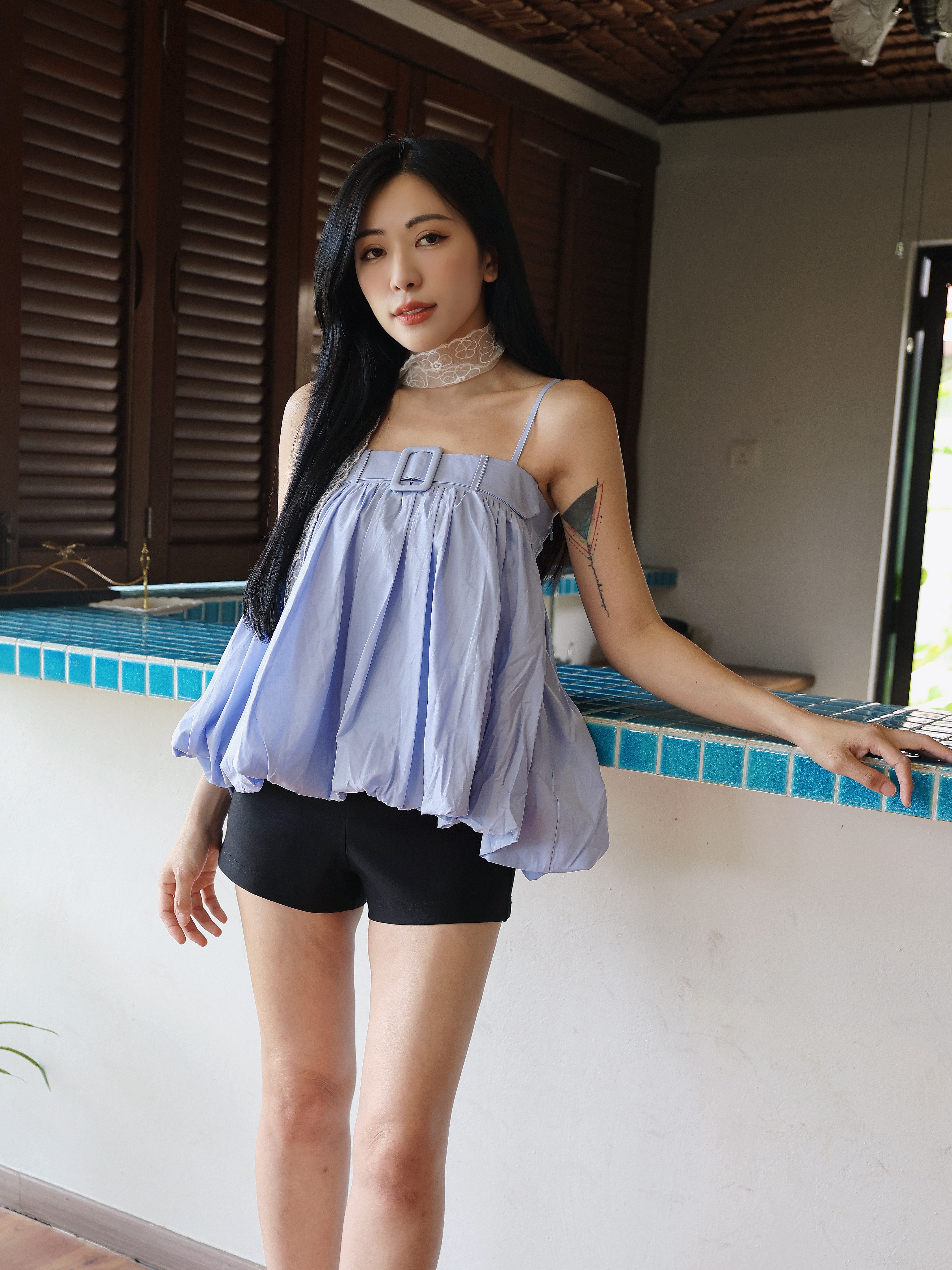 设计感露肩花苞吊带上衣 (T90719)