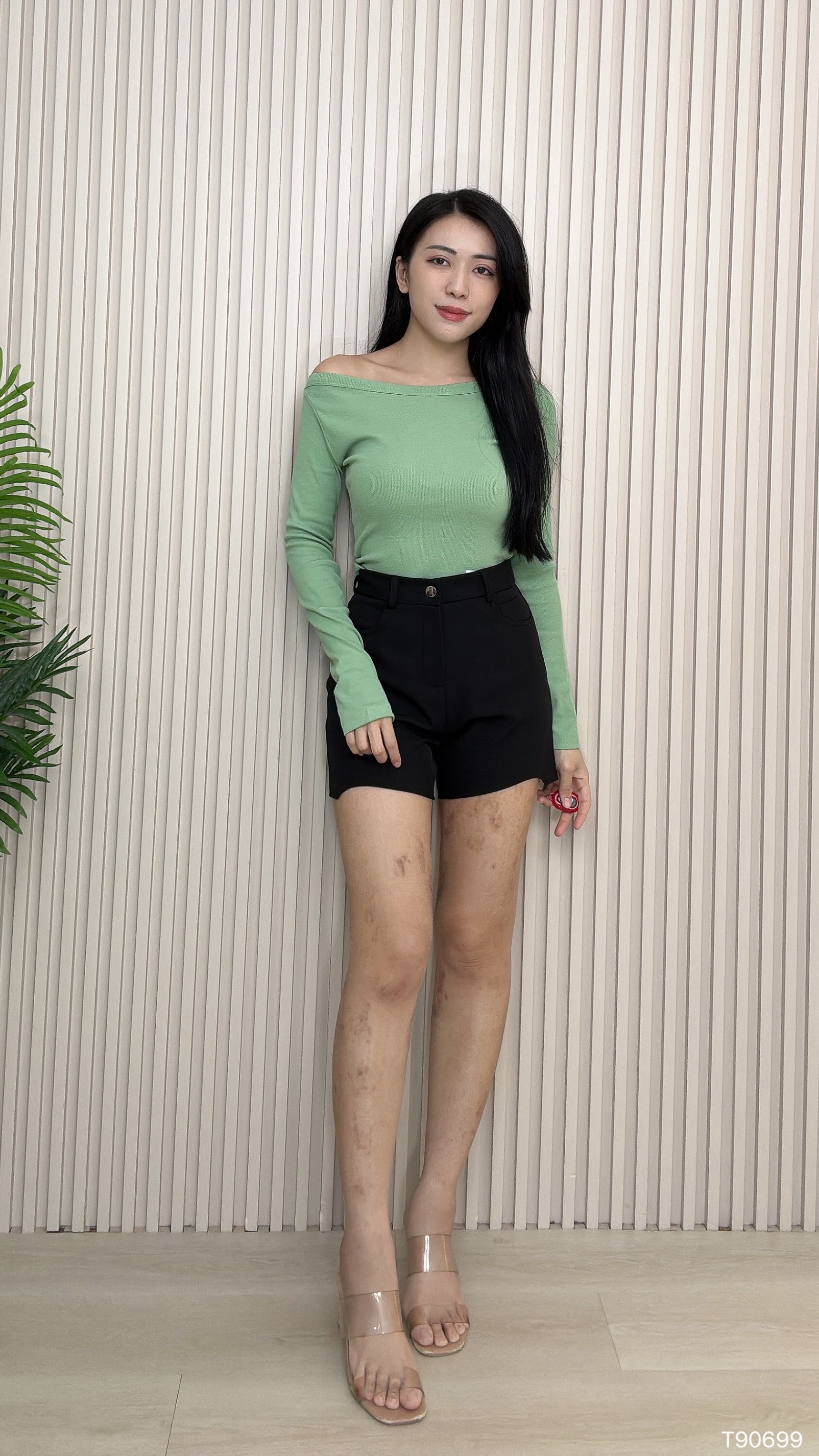 纯欲一字肩露锁骨长袖上衣 (T90699)