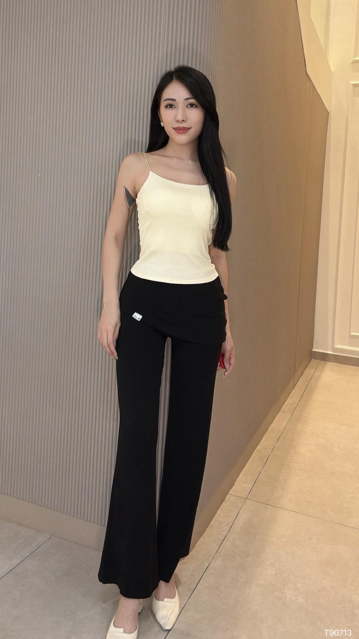 百搭纯色款细带短版上衣 （T90713）