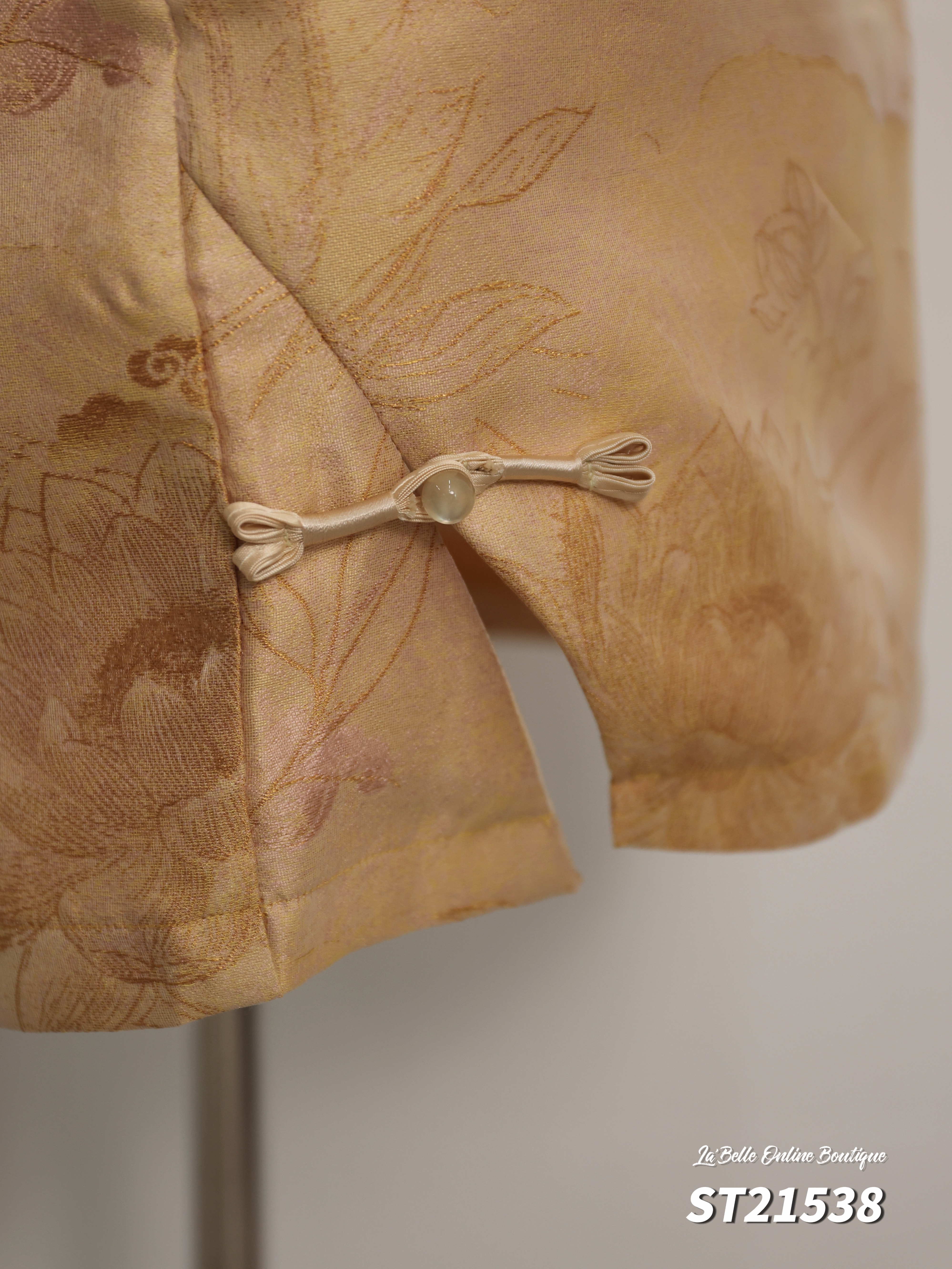 【预购PRE-ORDER】【LBP 独家新年系列】高端改良版金属钻石假扣设计无袖旗袍 (ST21538)