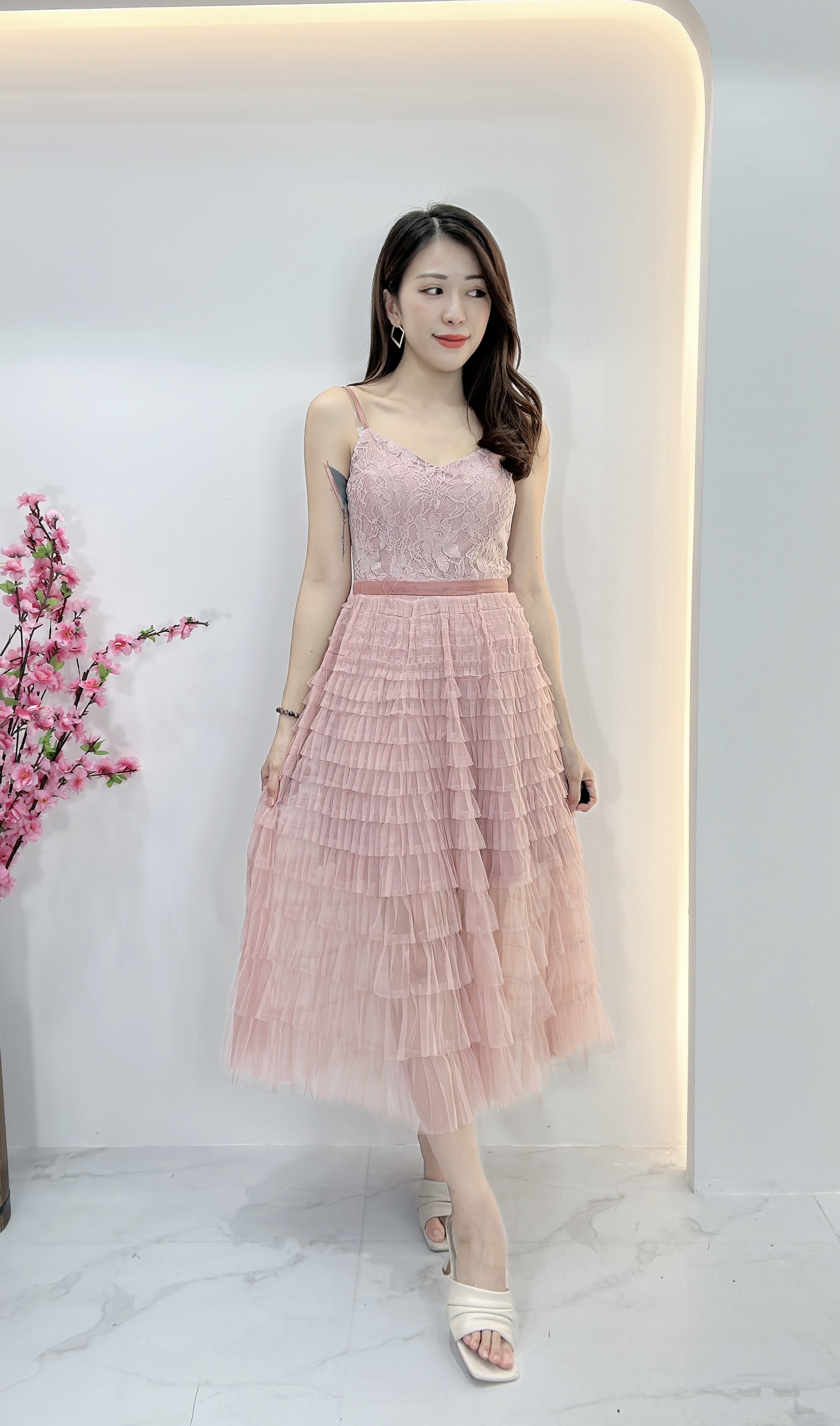 【LBP独家】甜美风V领蕾丝拼薄纱设计吊带连身裙  (ST20511)