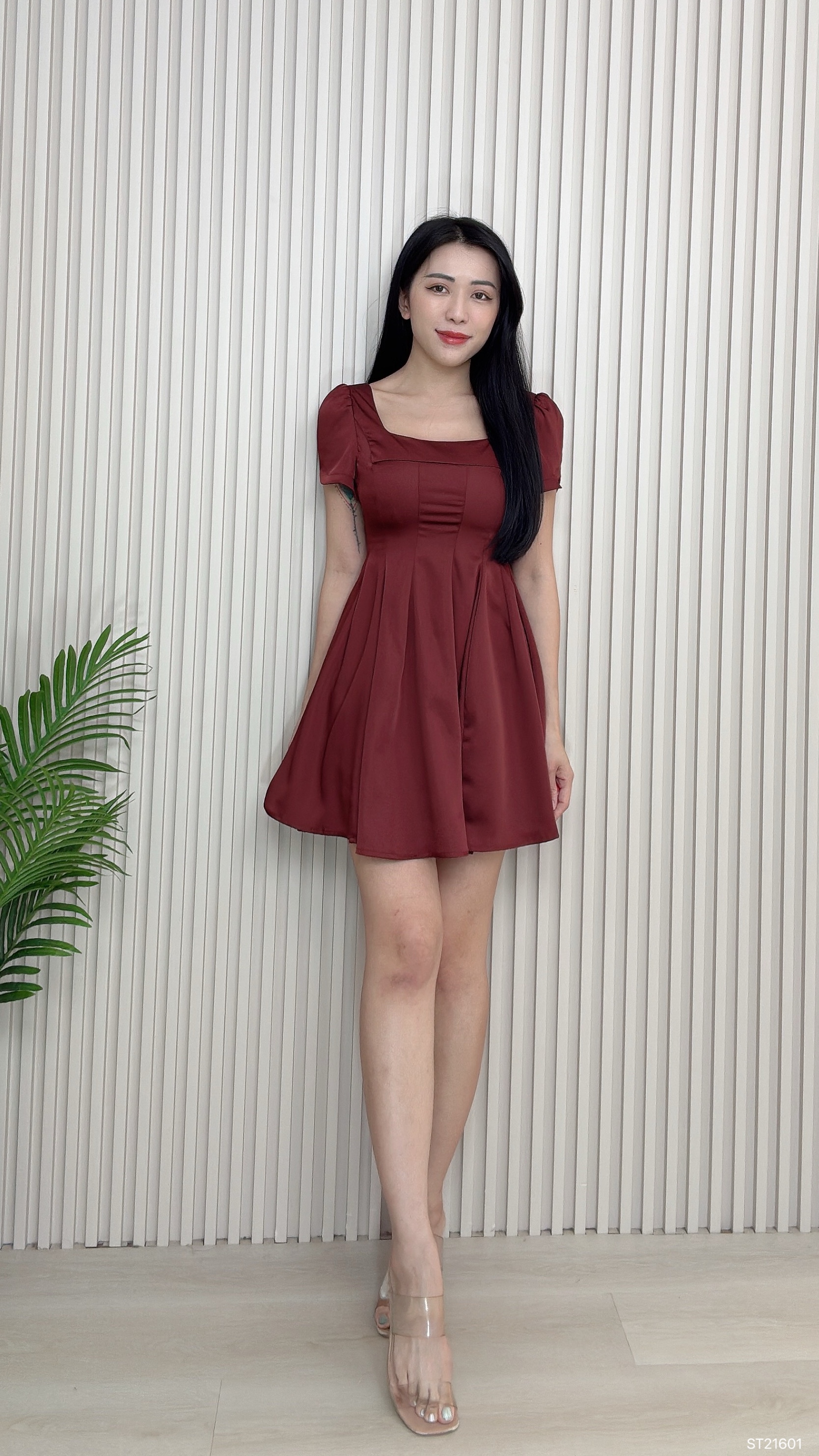 【LBP独家】法式方领泡泡袖设计连身裙 (ST21601)