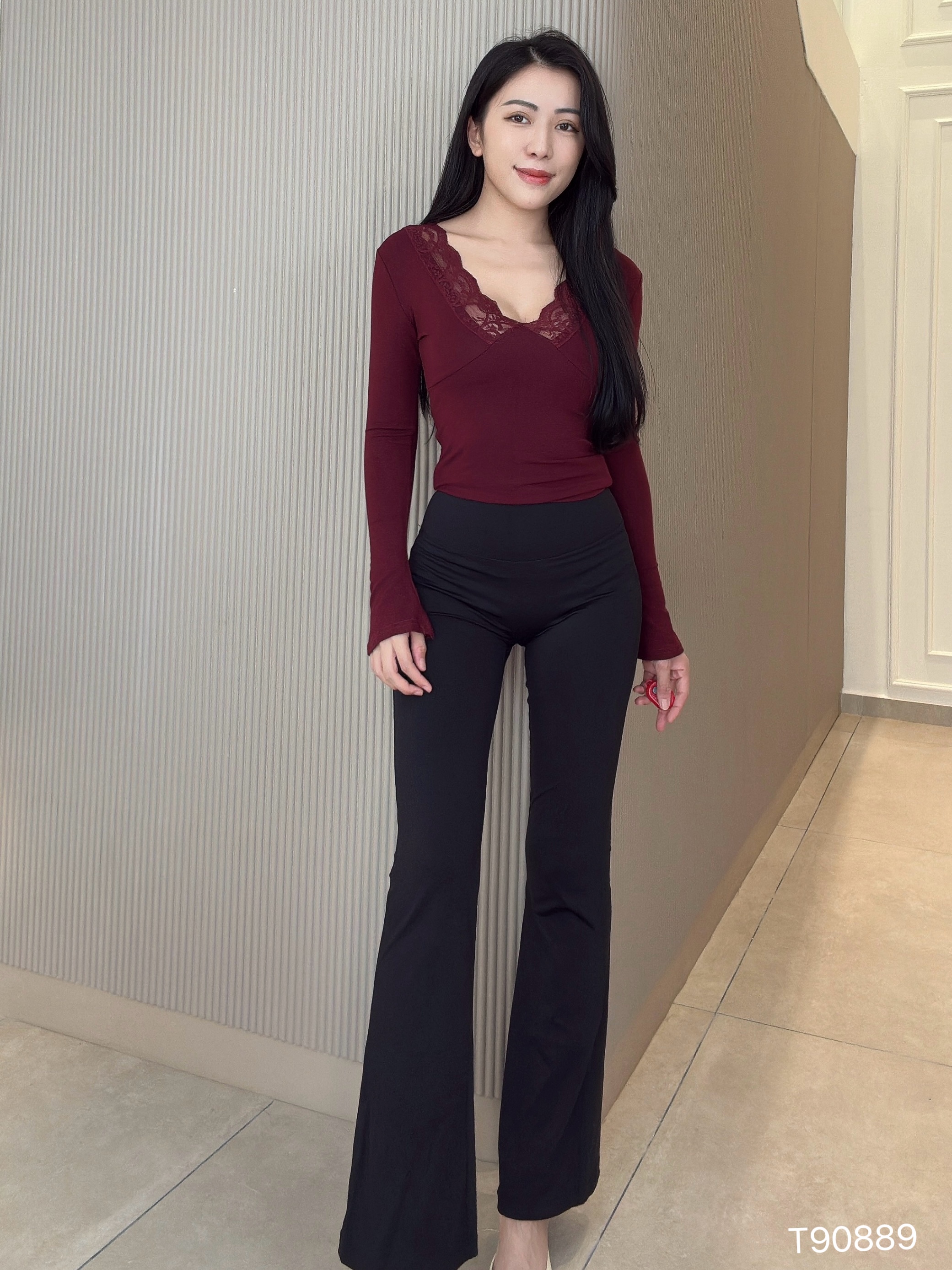 性感辣妹风蕾丝V领微喇袖设计上衣 (T90889)