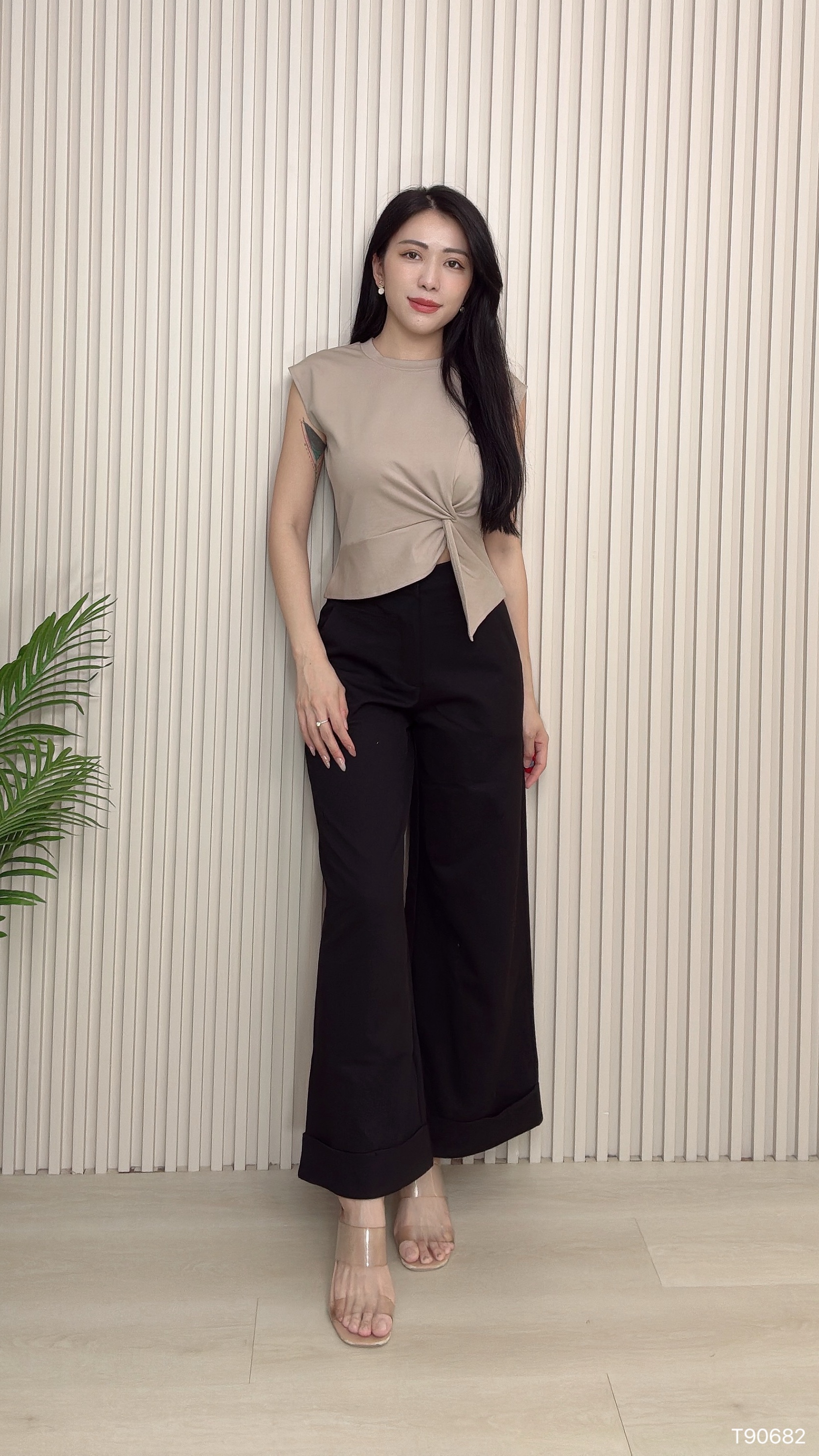 韩系设计感扭结不规则无袖上衣 (T90682)