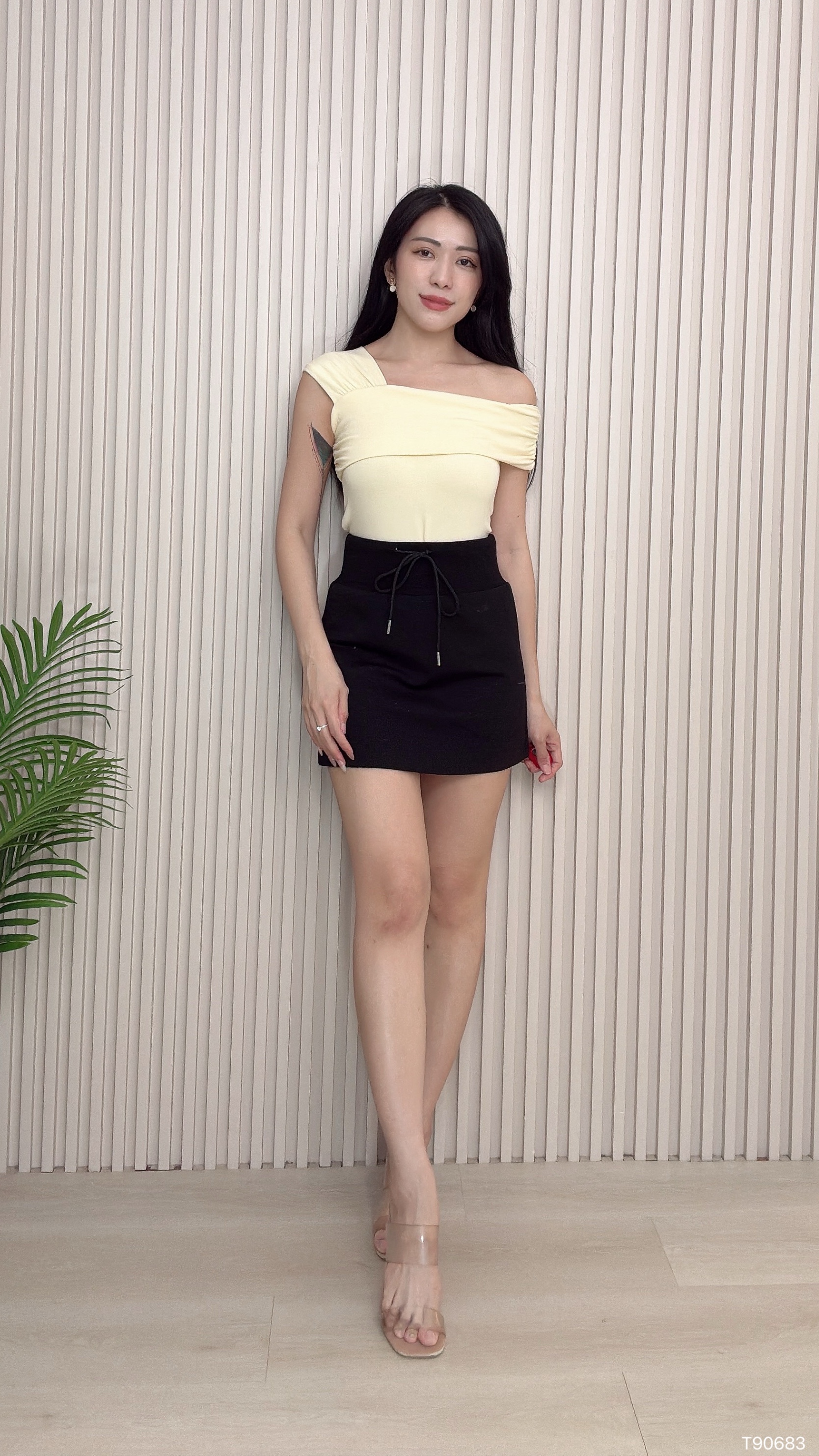 百搭纯色斜肩露锁骨设计上衣 (T90683)