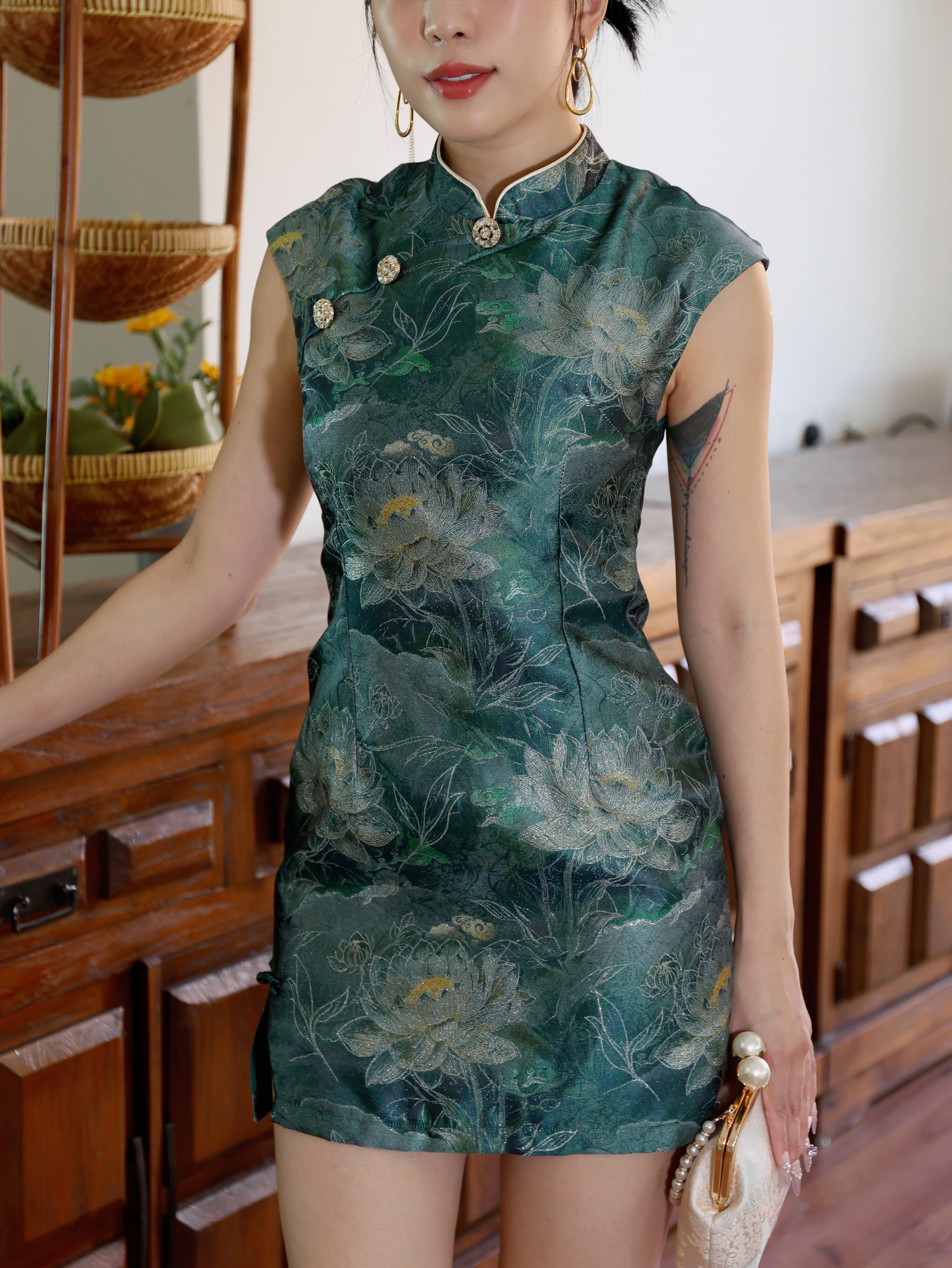 【预购PRE-ORDER】【烟岚浅梦】 LBP 独家新年系列 高端改良版金属钻石假扣设计无袖旗袍 (ST21538)